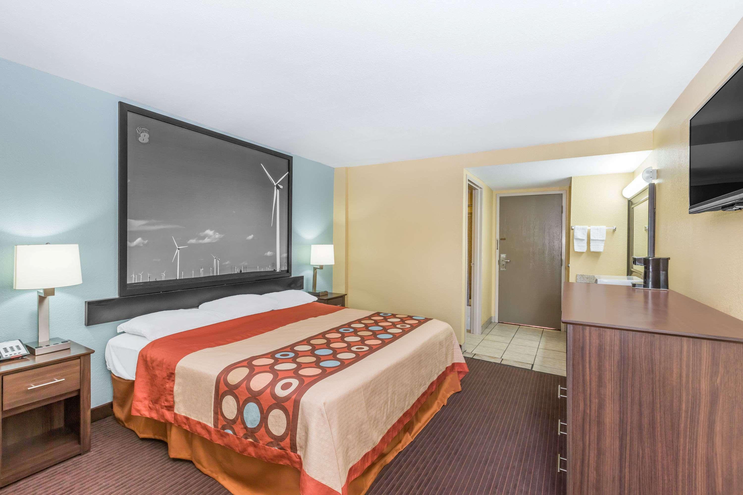 Super 8 by Wyndham Wichita Airport — photo 4