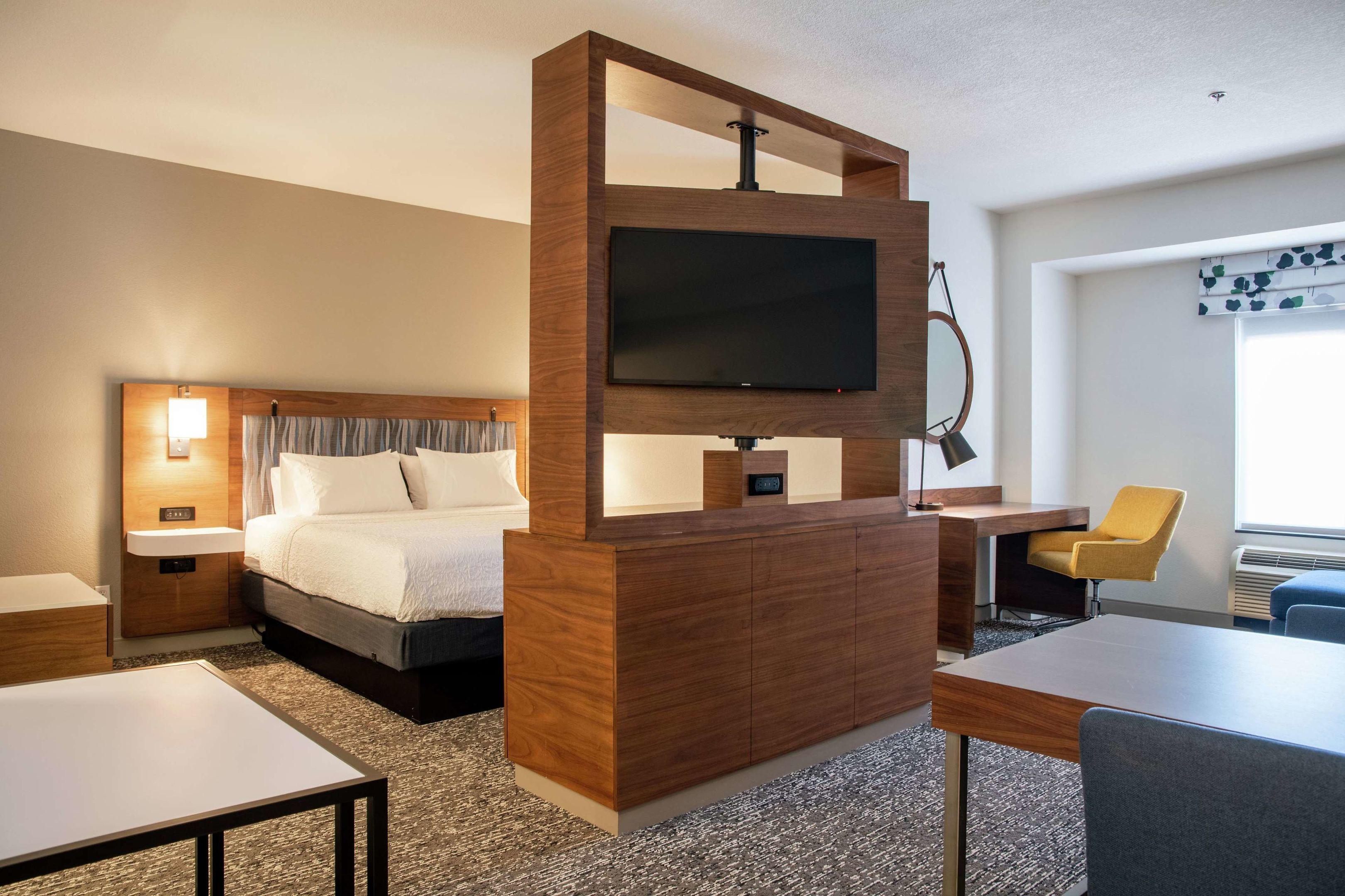 Hampton Inn & Suites Los Angeles/Sherman Oaks — photo 4
