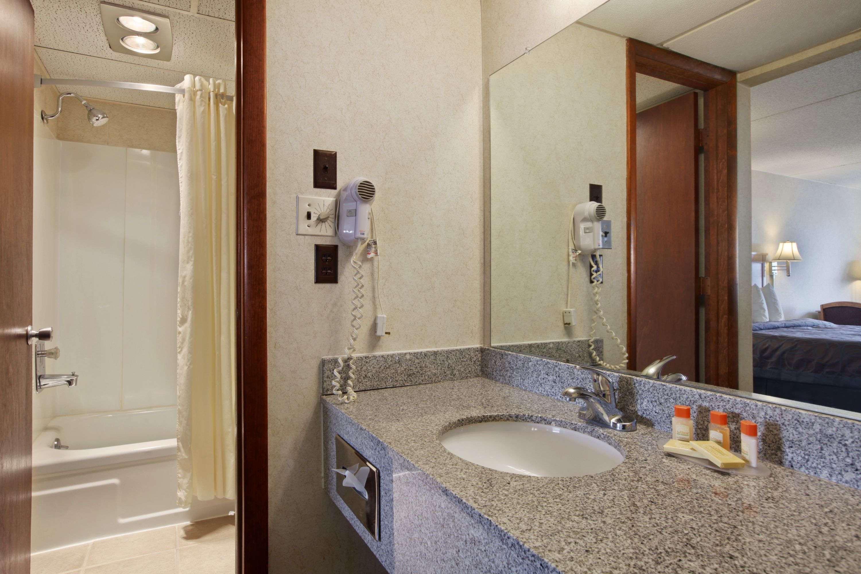 Days Inn by Wyndham Salina South — photo 5