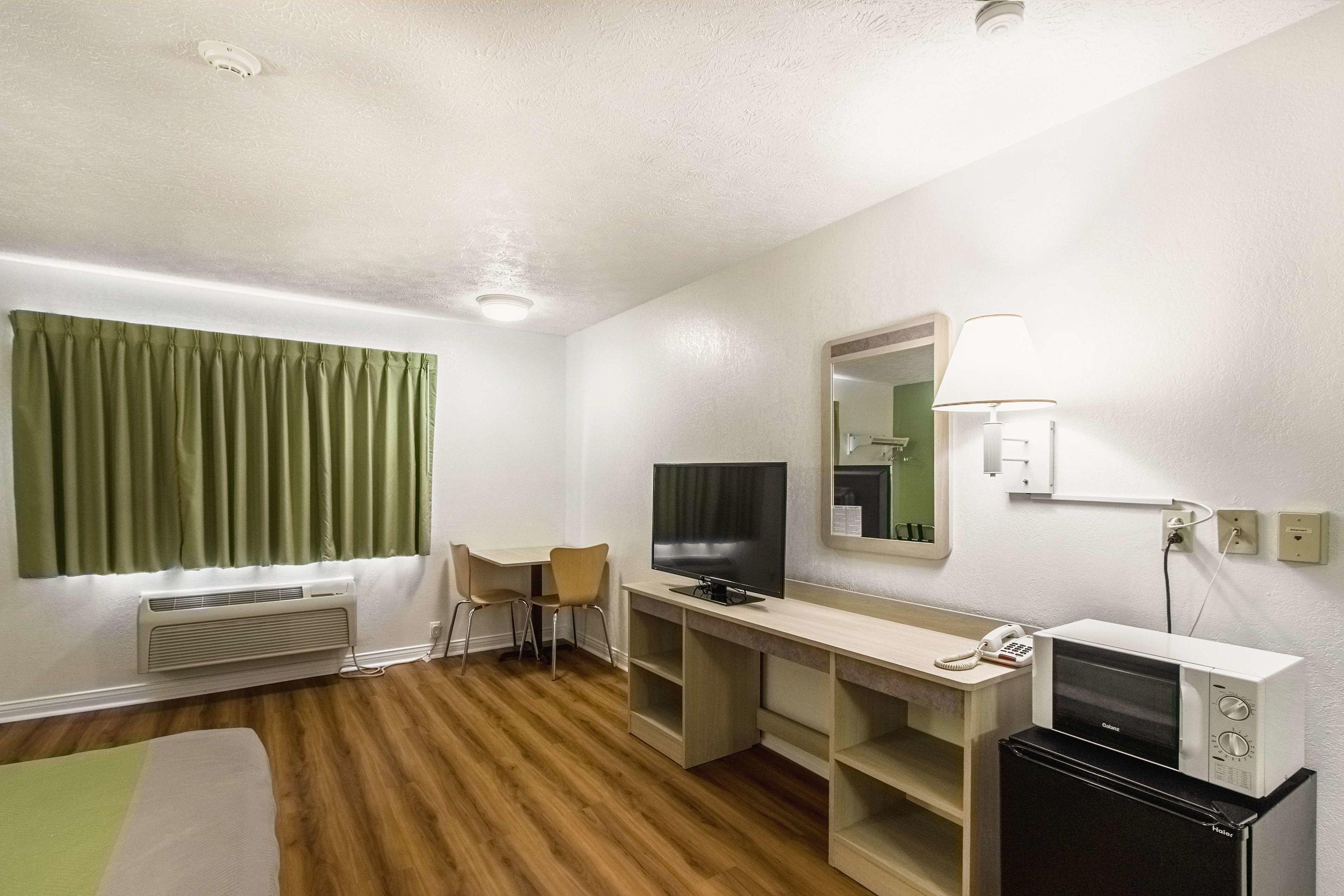 Motel 6 Cloverdale — photo 4