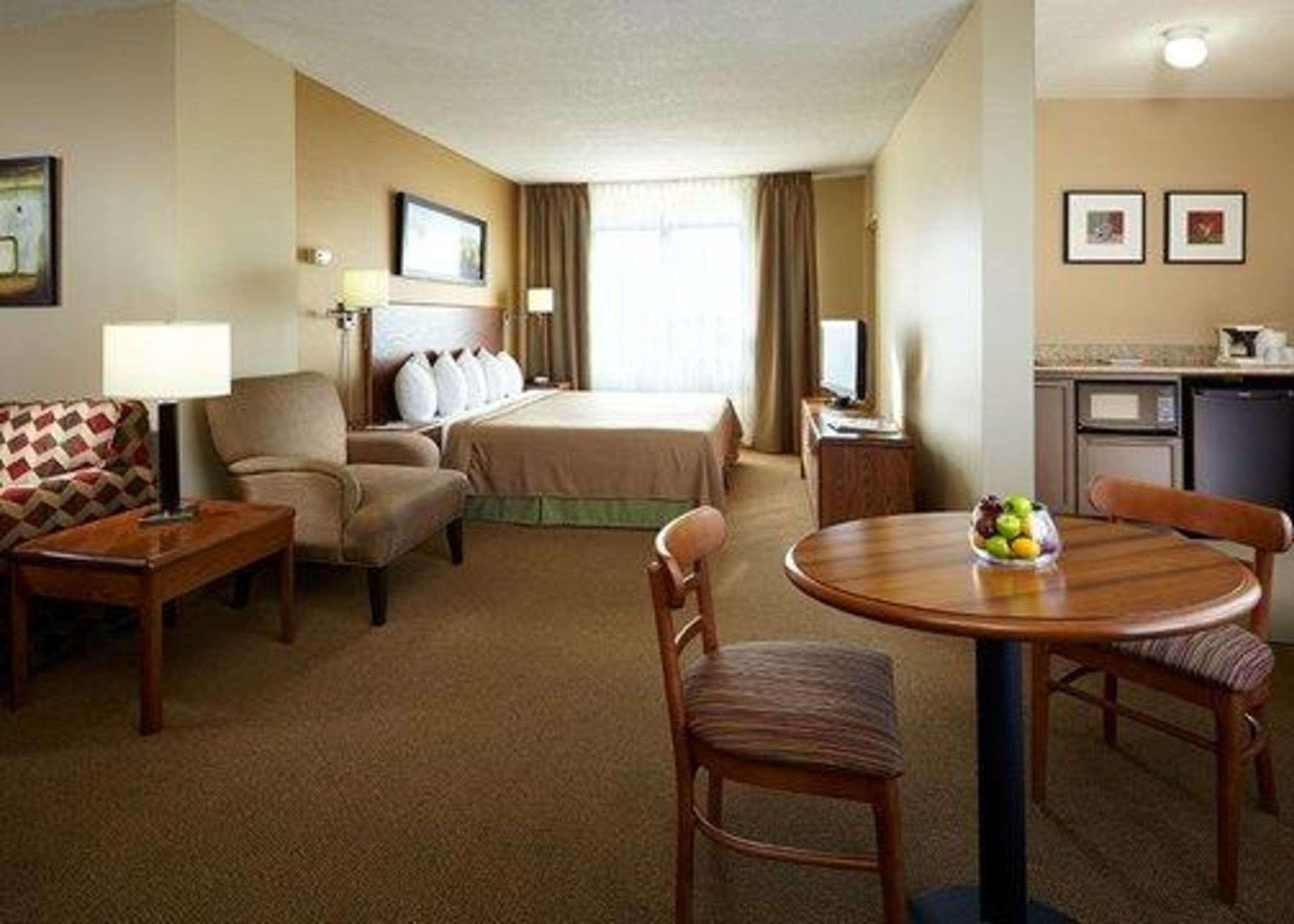 Quality Inn & Suites P.E. Trudeau Airport — photo 4