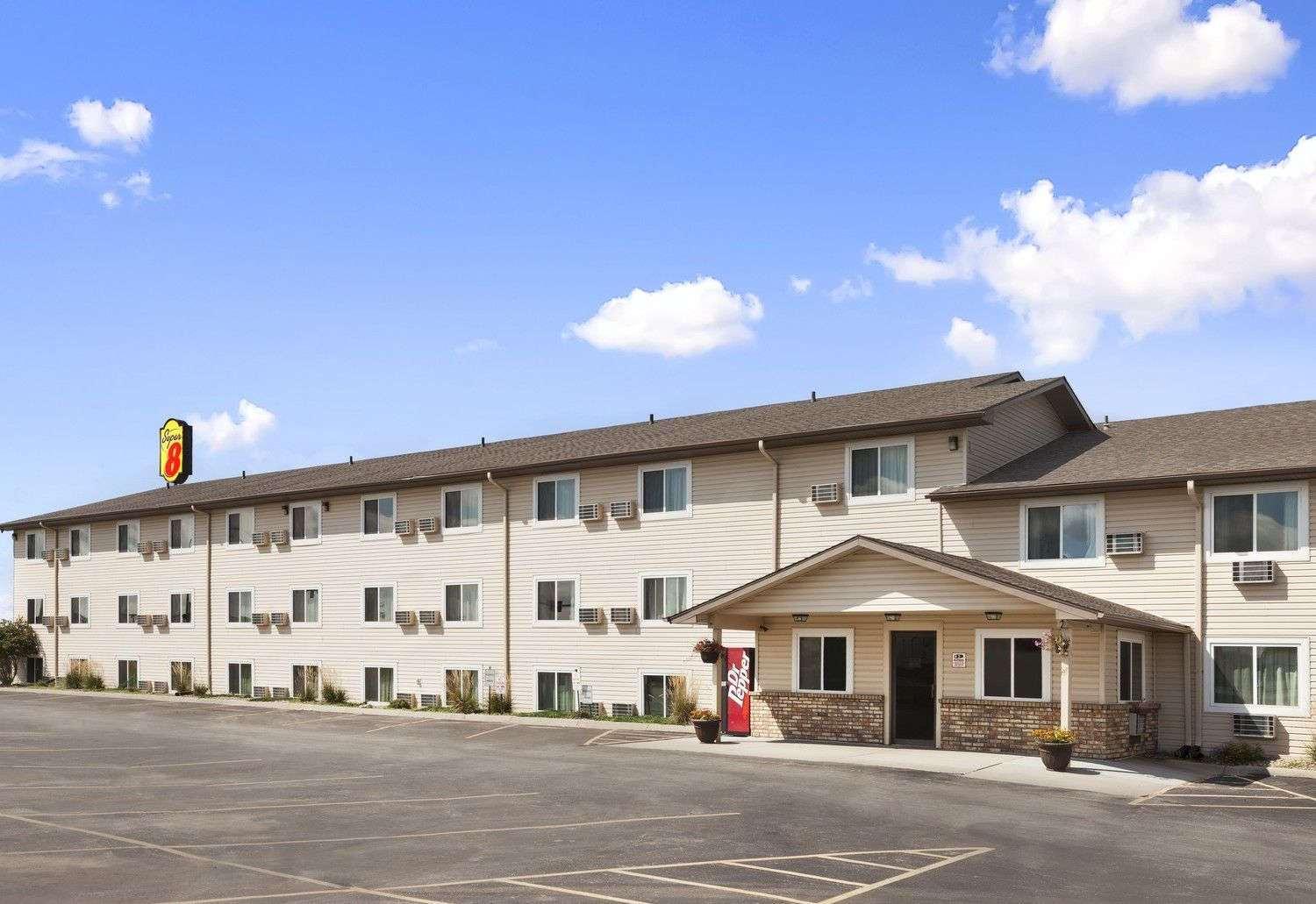 Super 8 by Wyndham Council Bluffs IA Omaha NE Area — photo 4