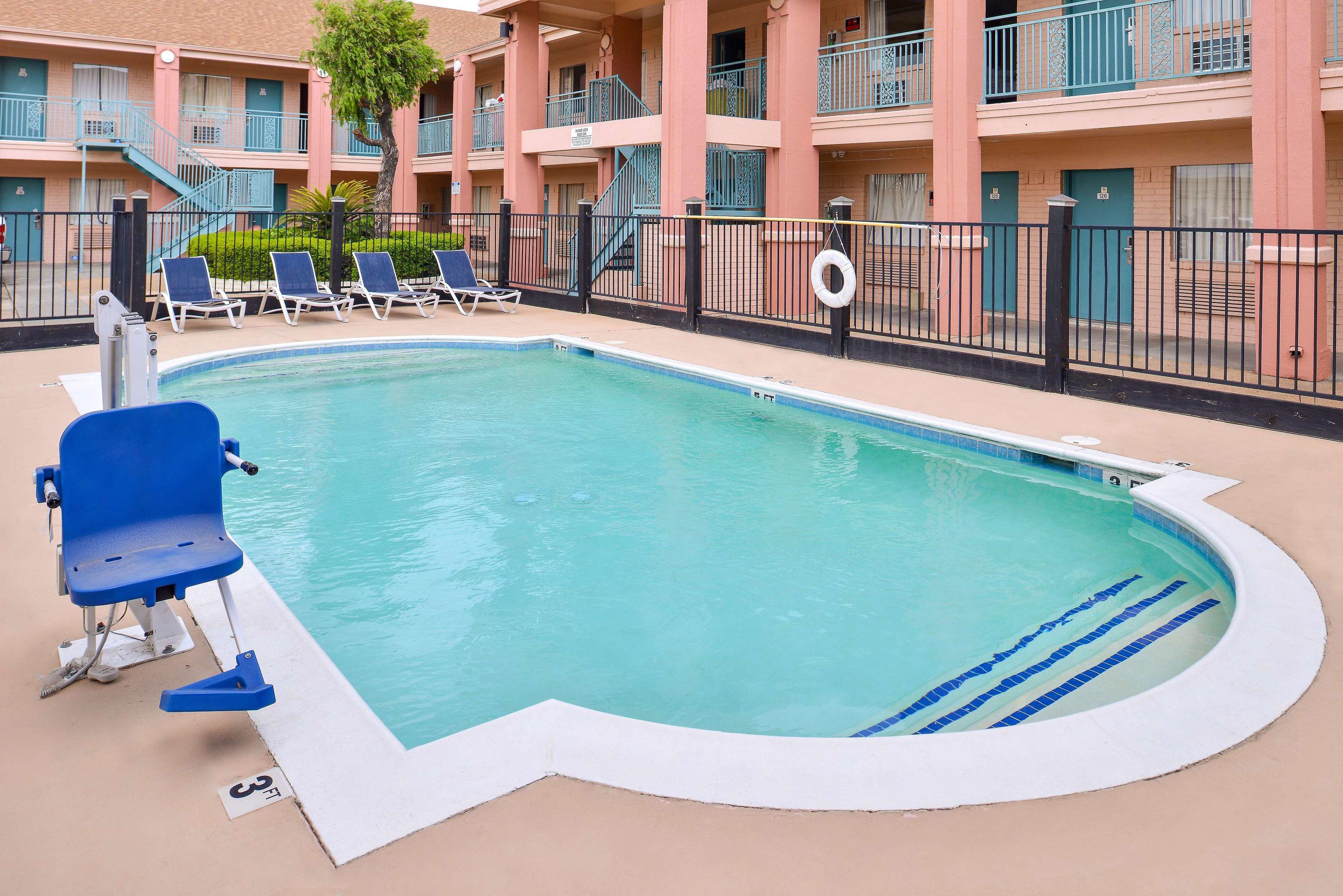 Americas Best Value Inn - Clute/Lake Jackson — photo 5