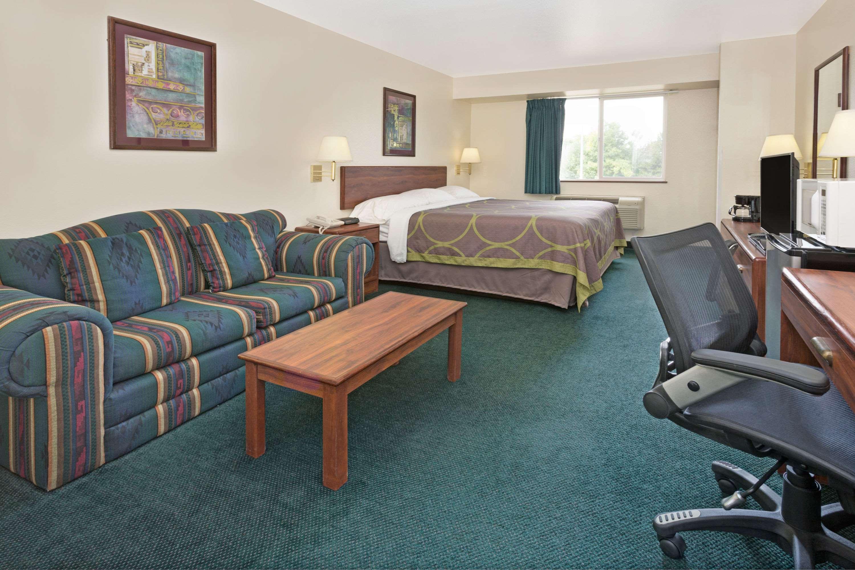 Super 8 by Wyndham Windsor — photo 4