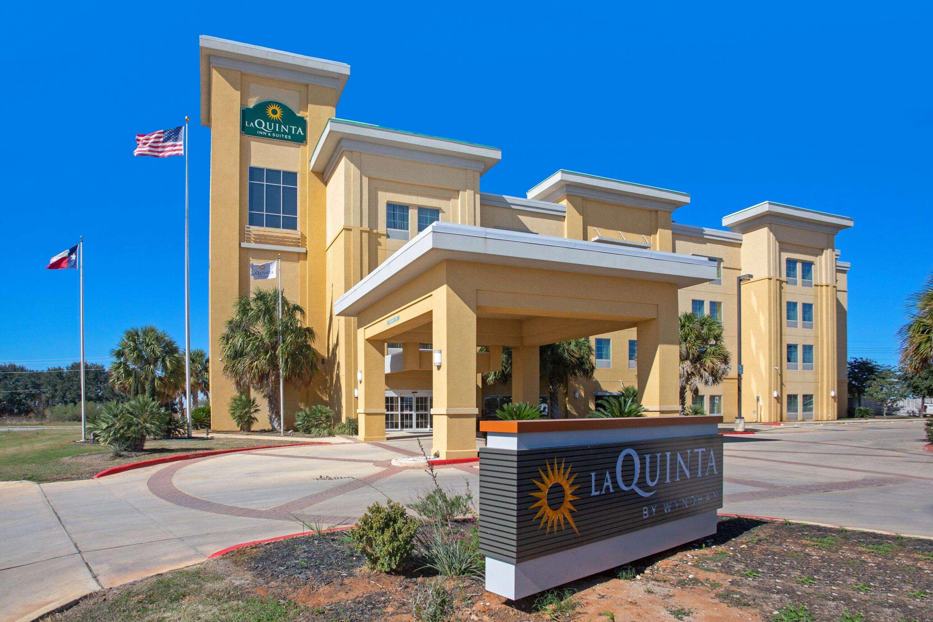 La Quinta Inn & Suites by Wyndham Pearsall — photo 4