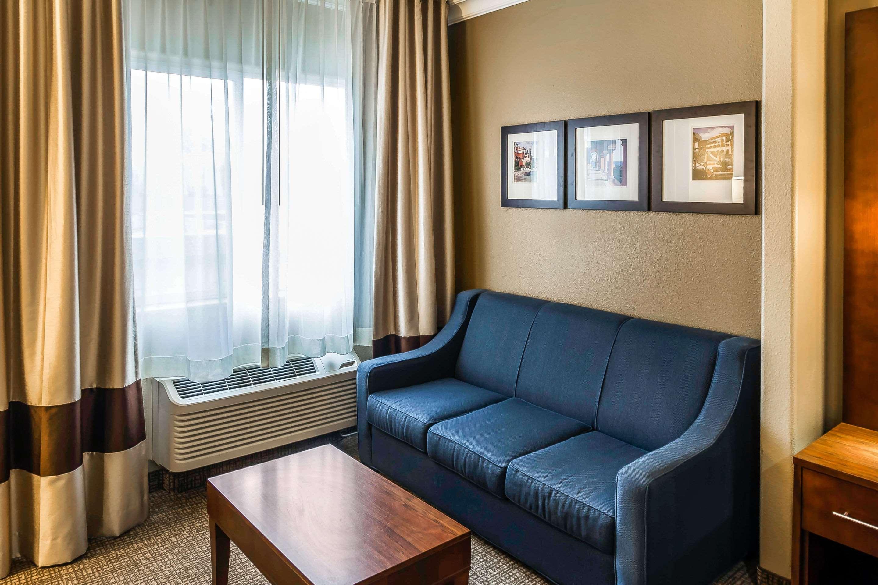 Comfort Suites Airport — photo 4