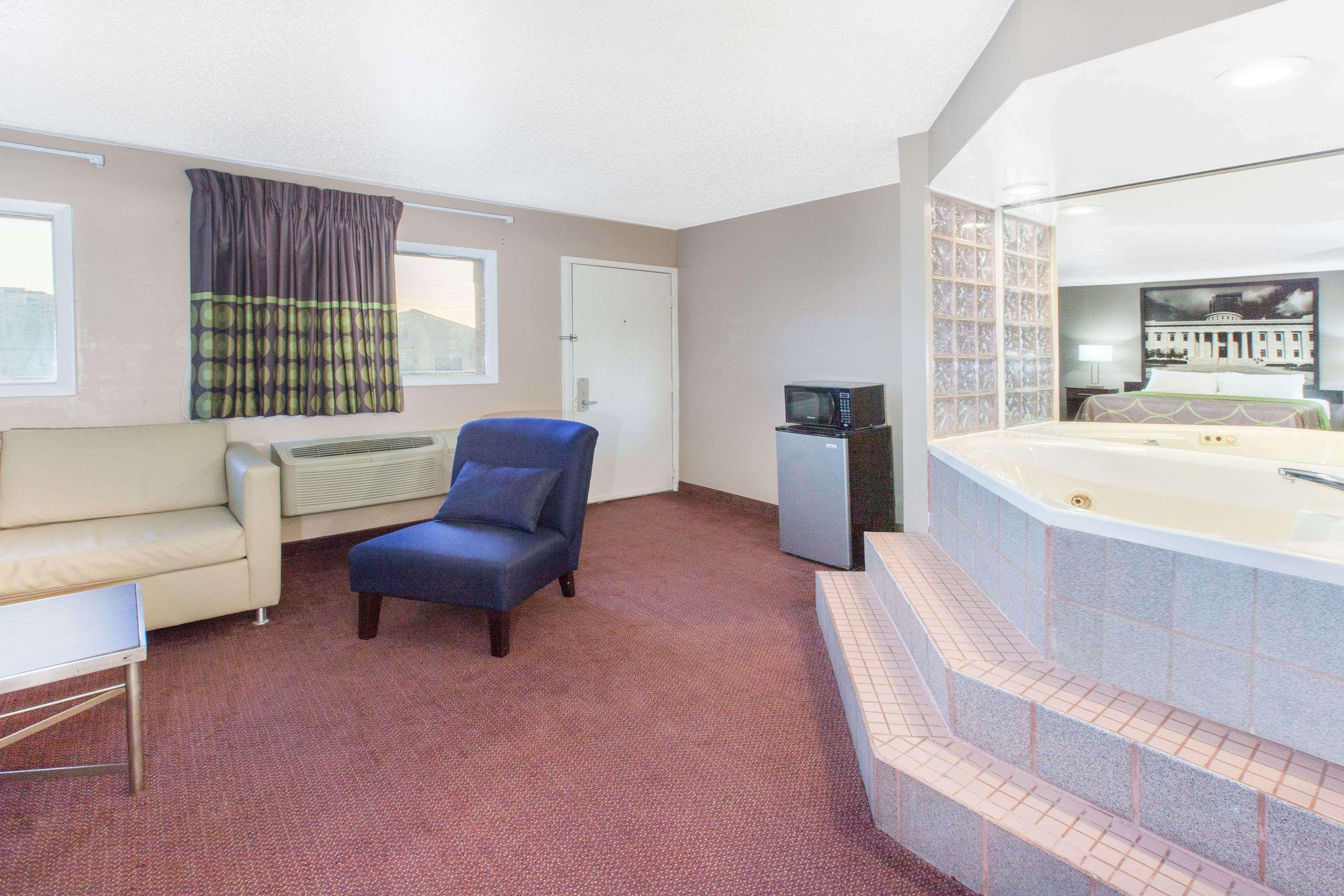 Super 8 by Wyndham Millbury/Toledo — photo 4