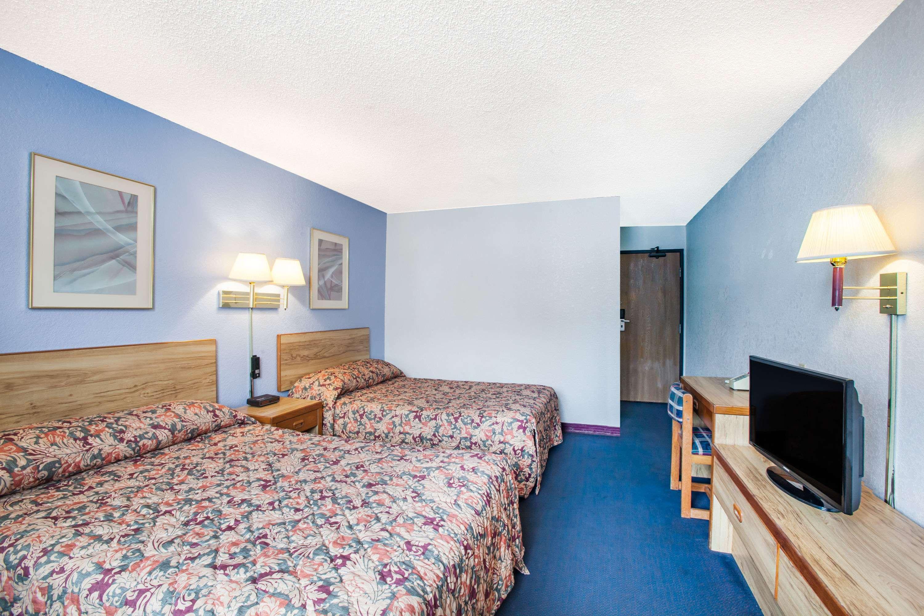 Super 8 by Wyndham Hot Springs — photo 4