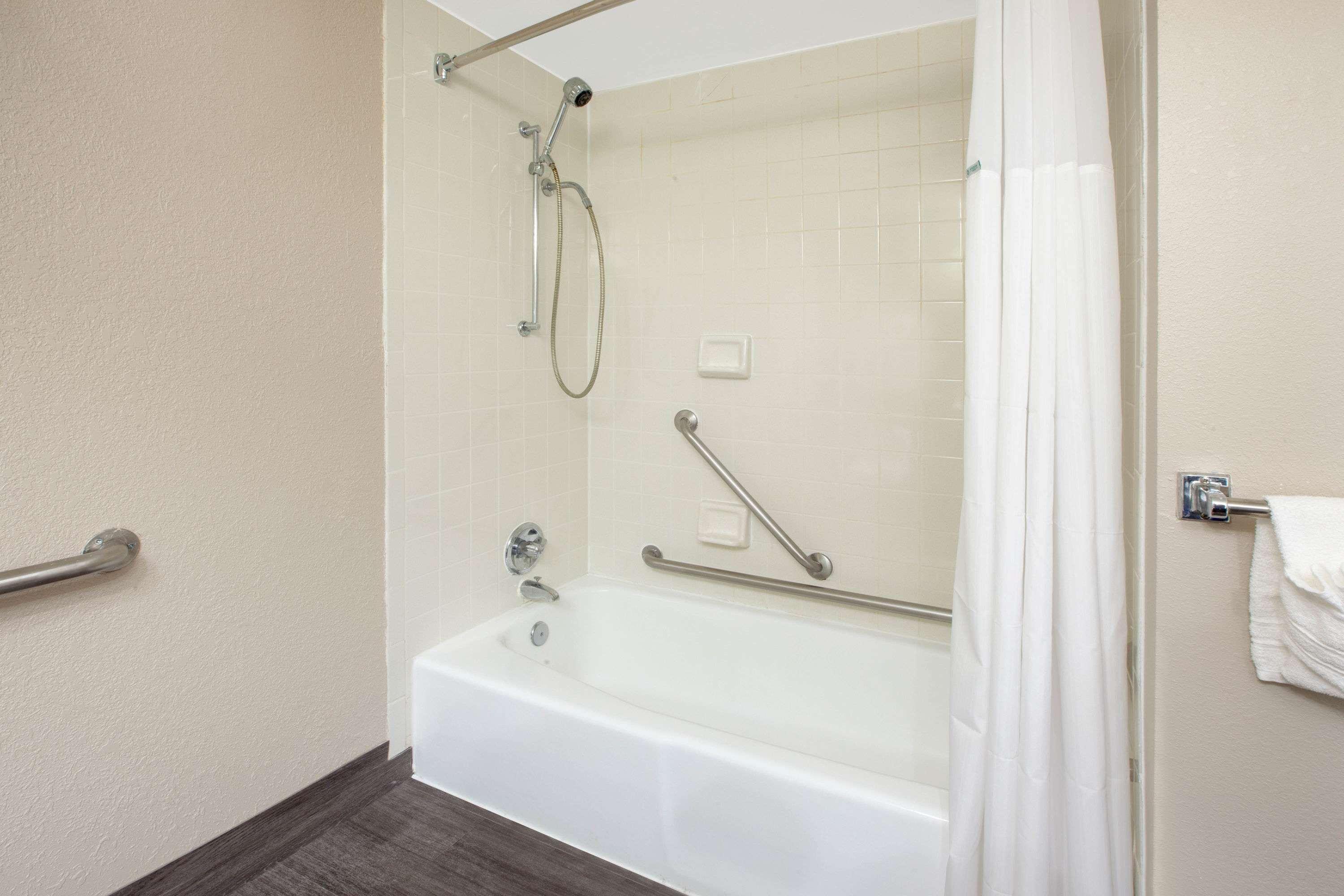 Baymont by Wyndham Grand Rapids Near Downtown — photo 4