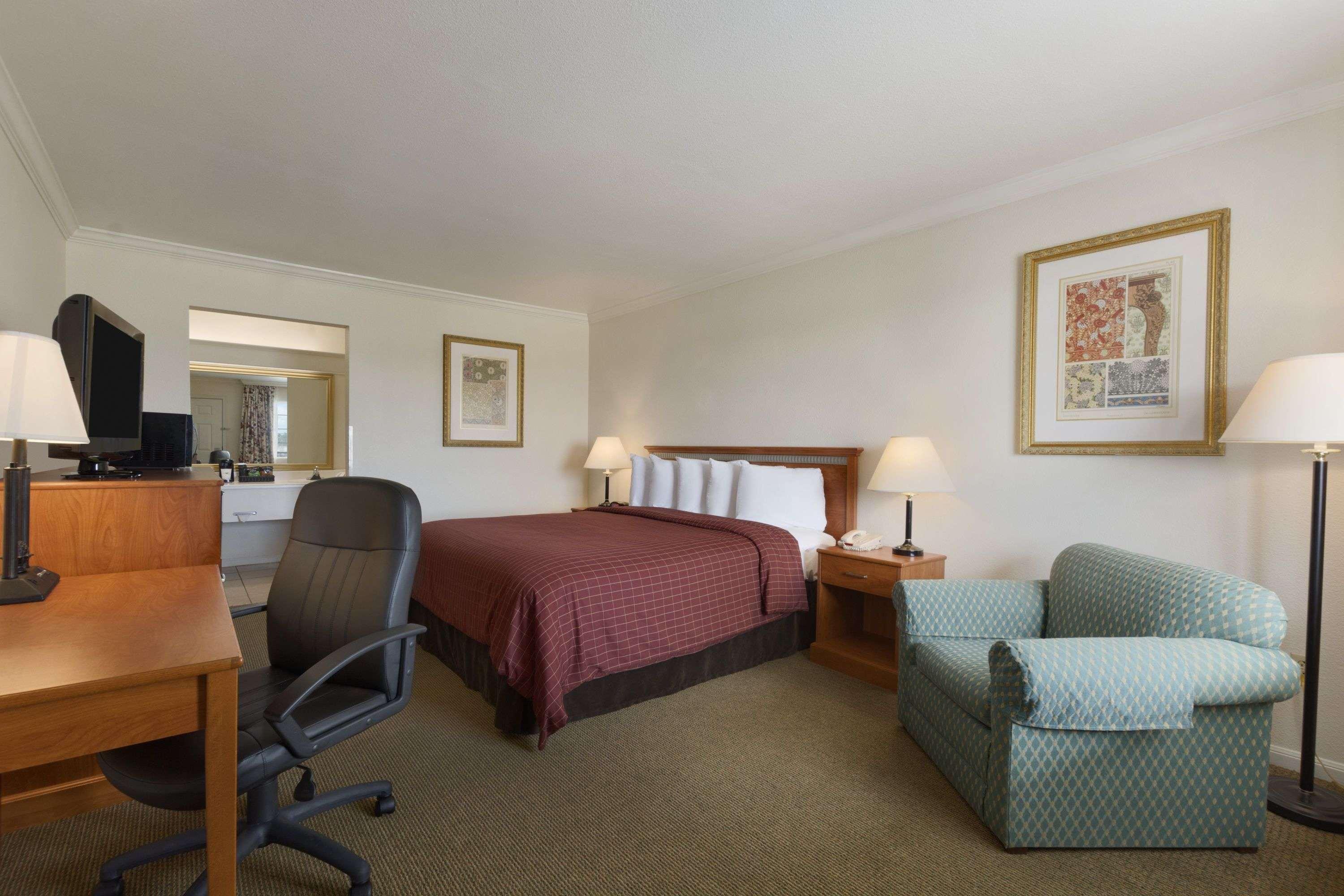 Howard Johnson Beaumont — photo 4