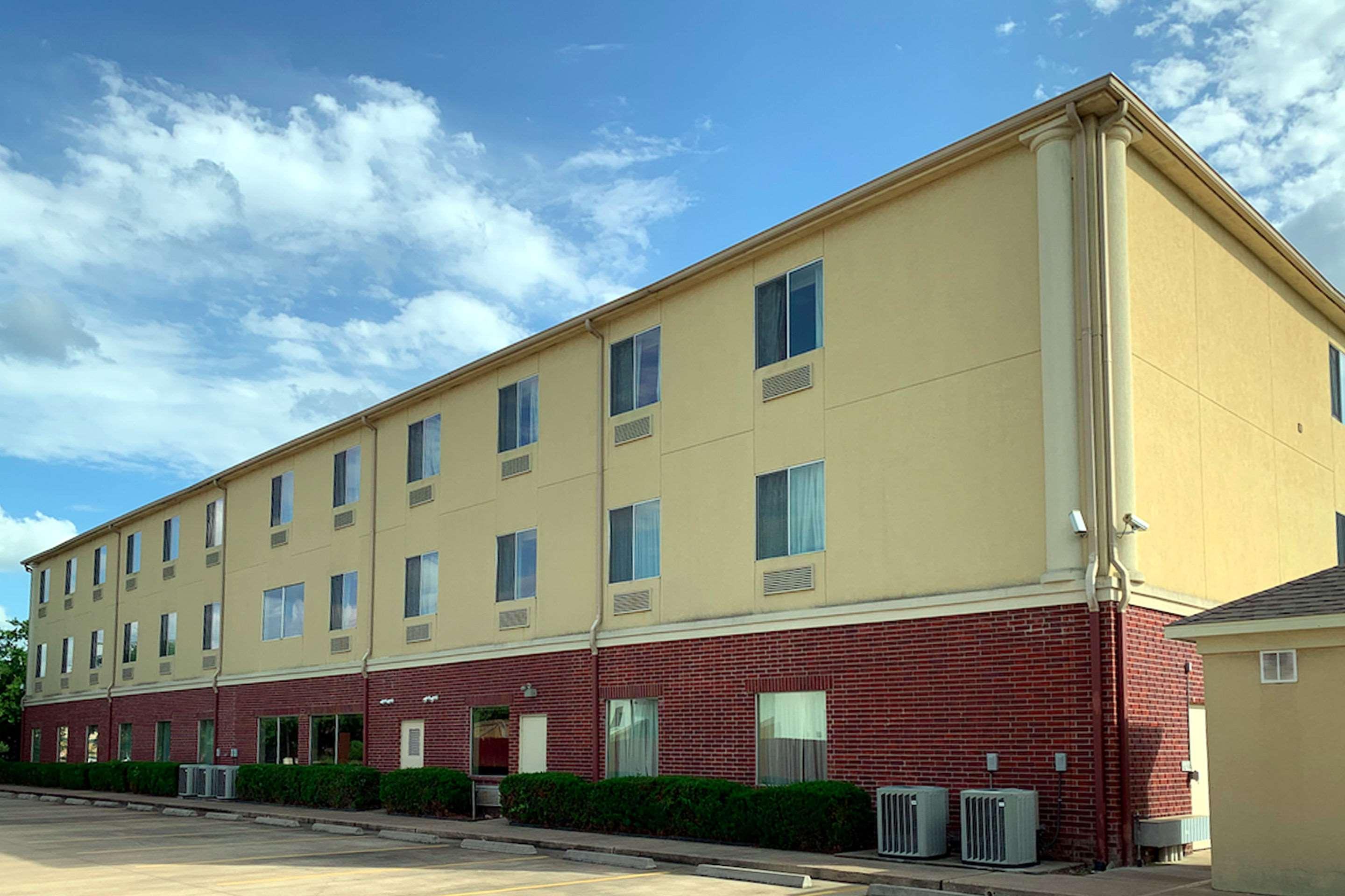 Comfort Suites Texas Ave. — photo 4