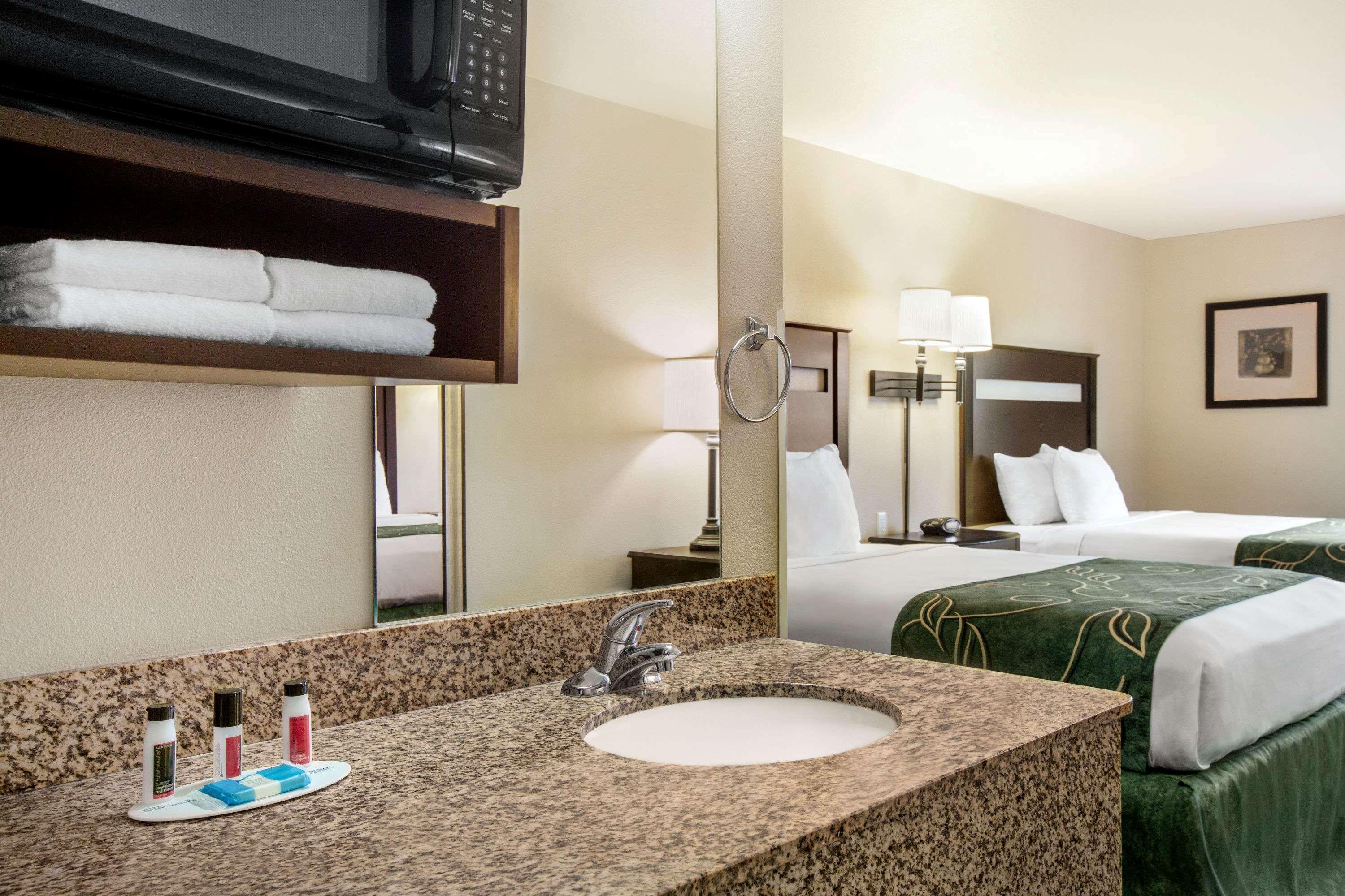 Travelodge Livonia — photo 5