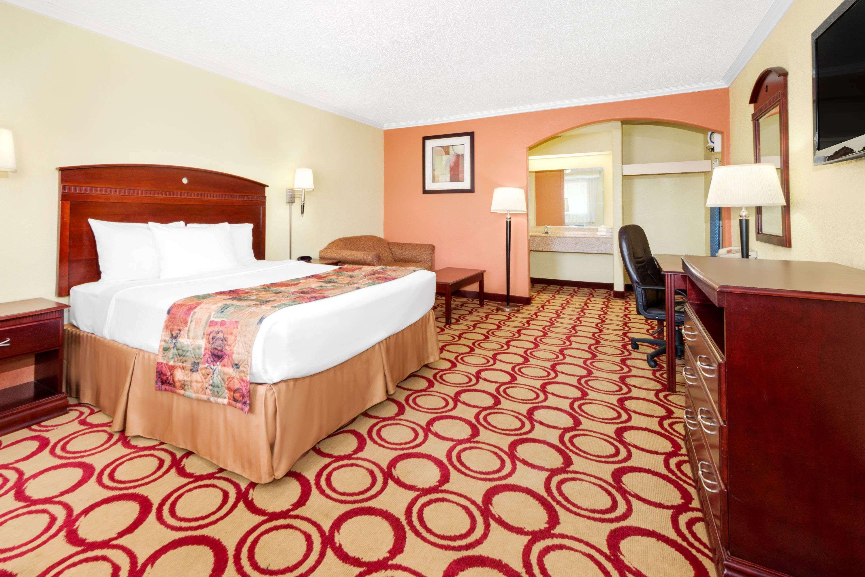 Days Inn by Wyndham Plainview — photo 5