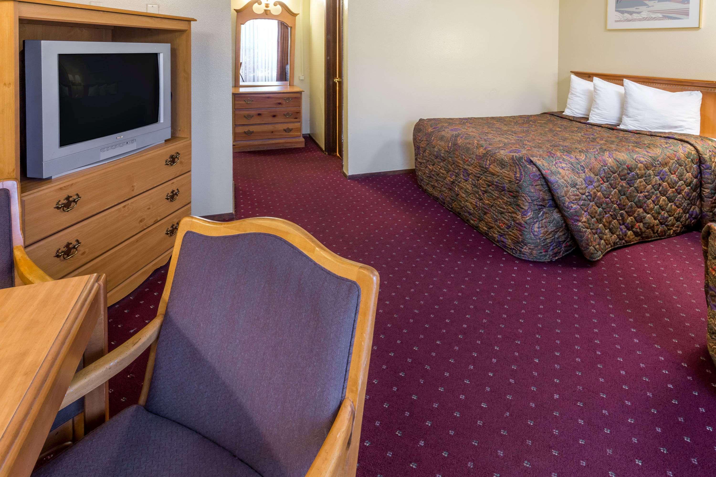 Days Inn By Wyndham Medford — photo 5
