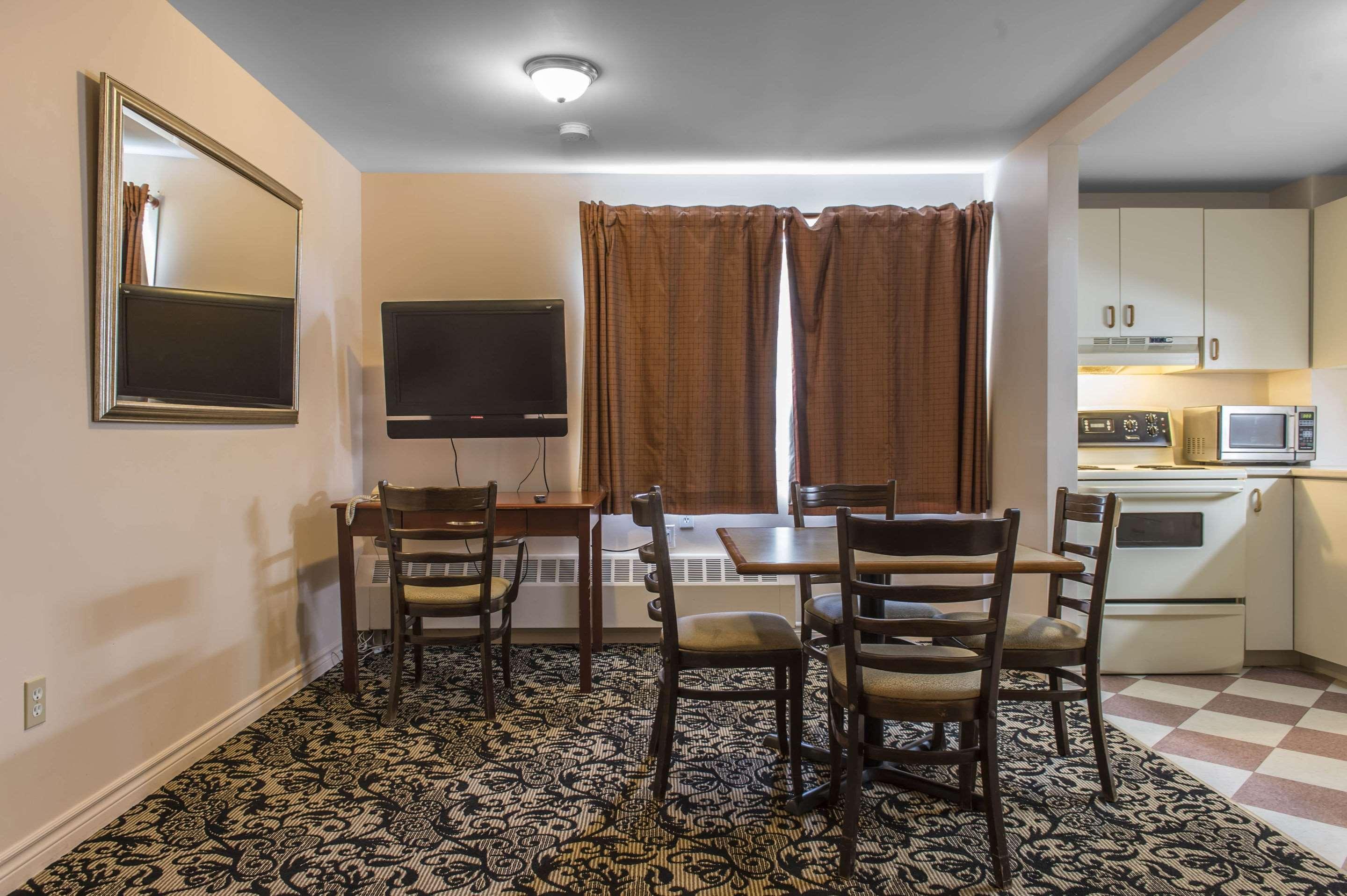 Econo Lodge Inn & Suites — photo 3