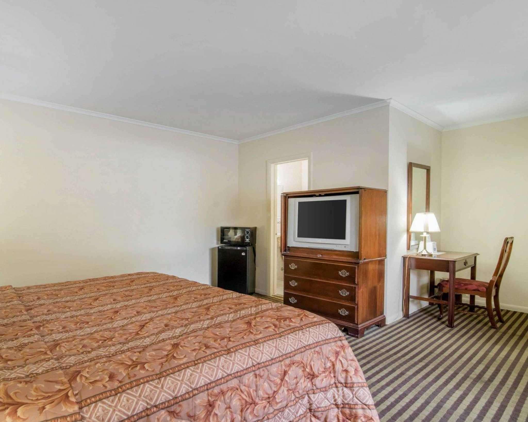 Rodeway Inn Skytop — photo 5