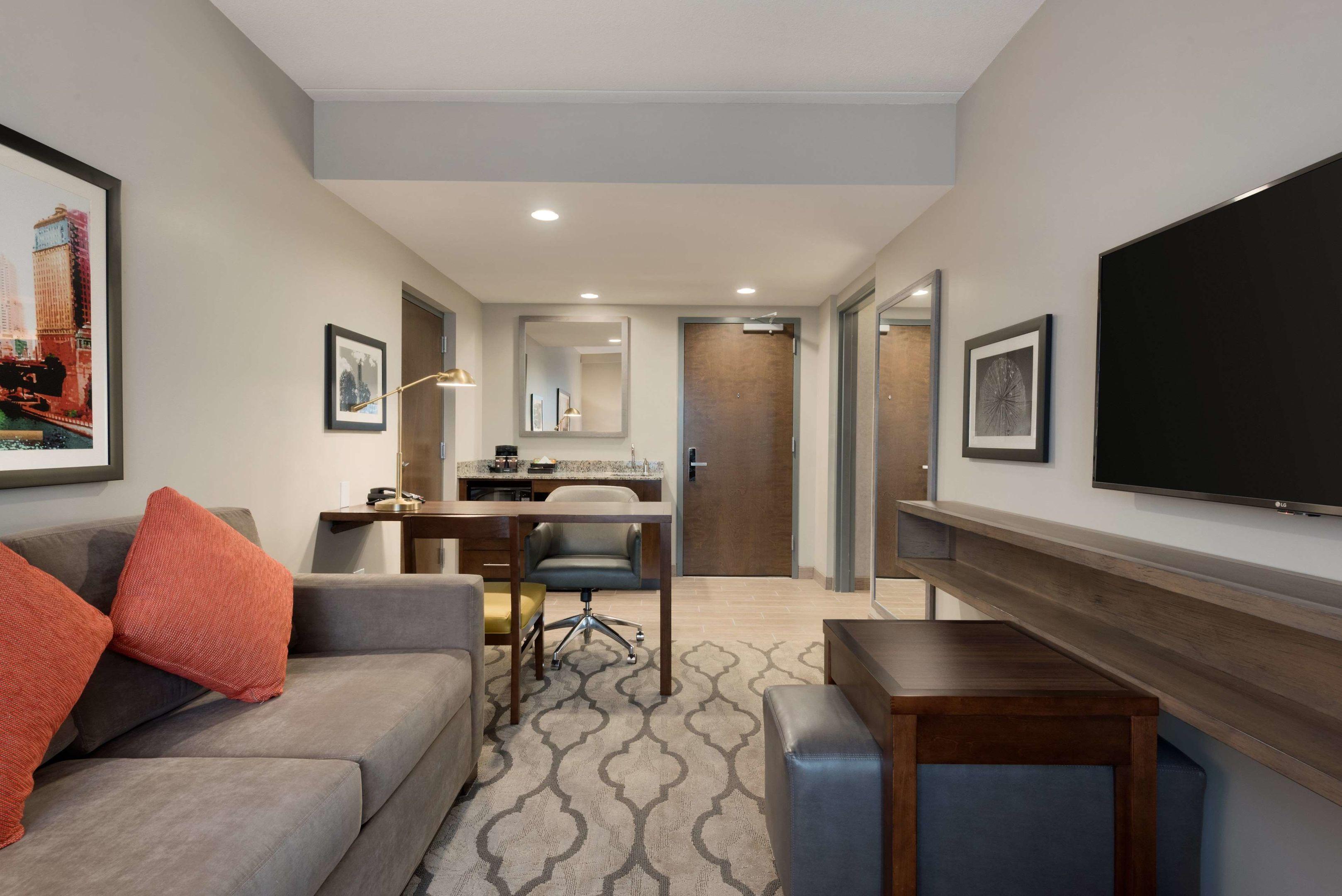 Embassy Suites by Hilton Chicago Naperville — photo 5
