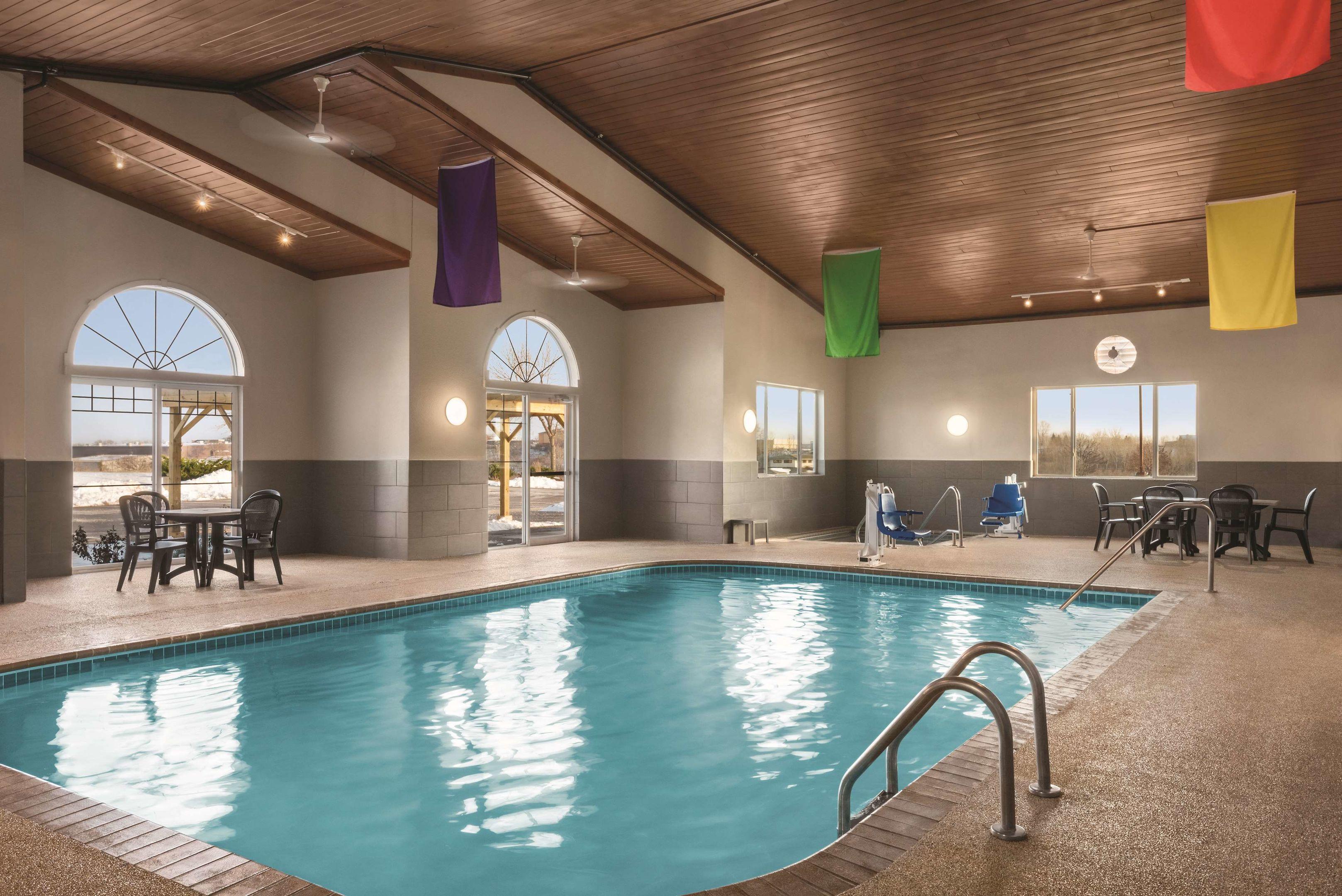 Country Inn & Suites by Radisson, Dubuque, IA — photo 3