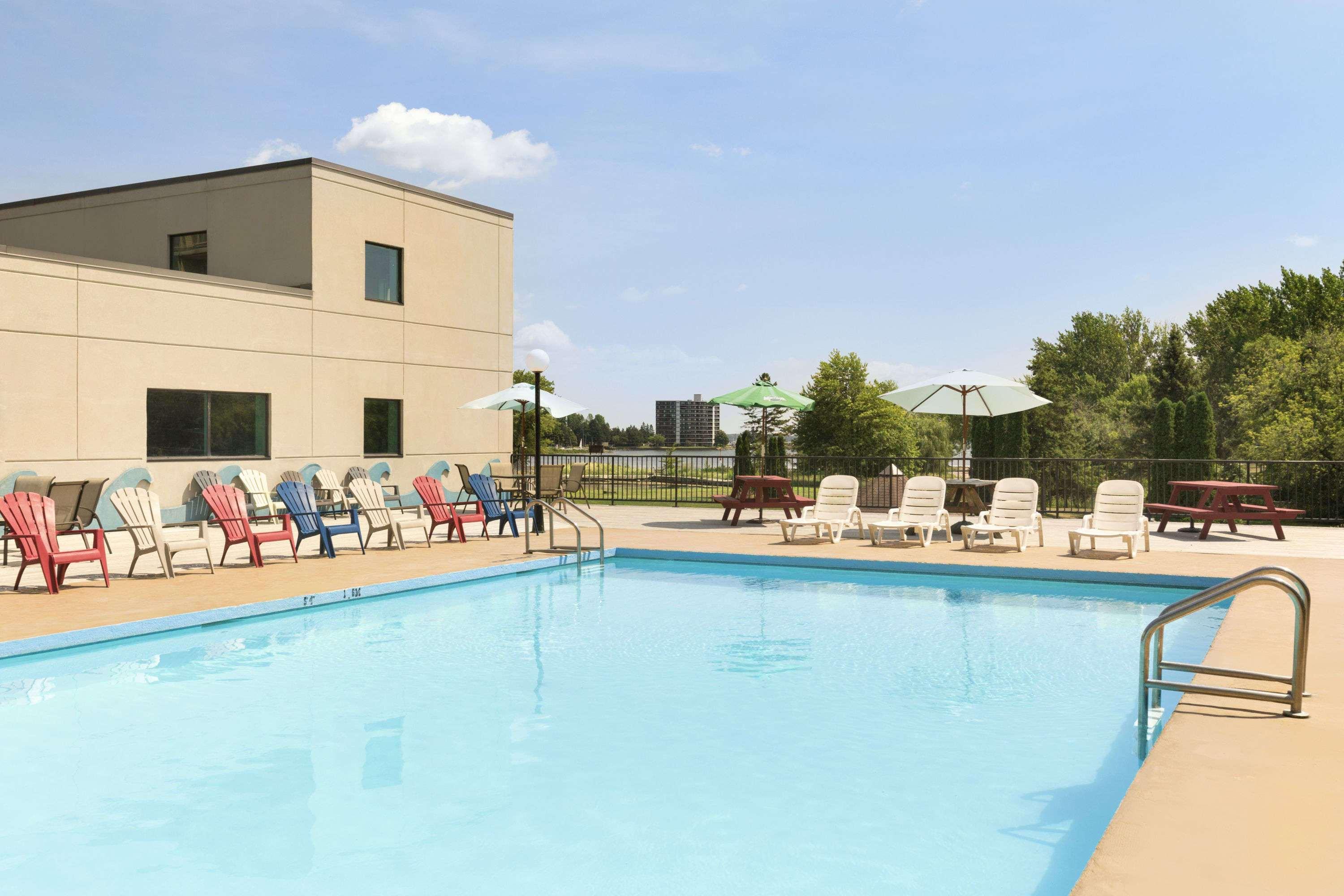 Ramada by Wyndham Belleville Harbourview Conference Center — photo 4