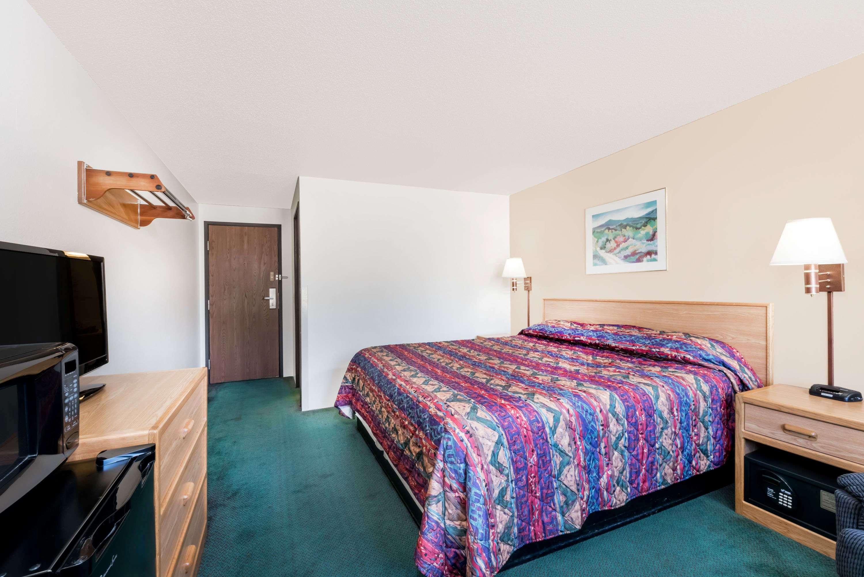 Super 8 by Wyndham Belle Fourche SD — photo 4