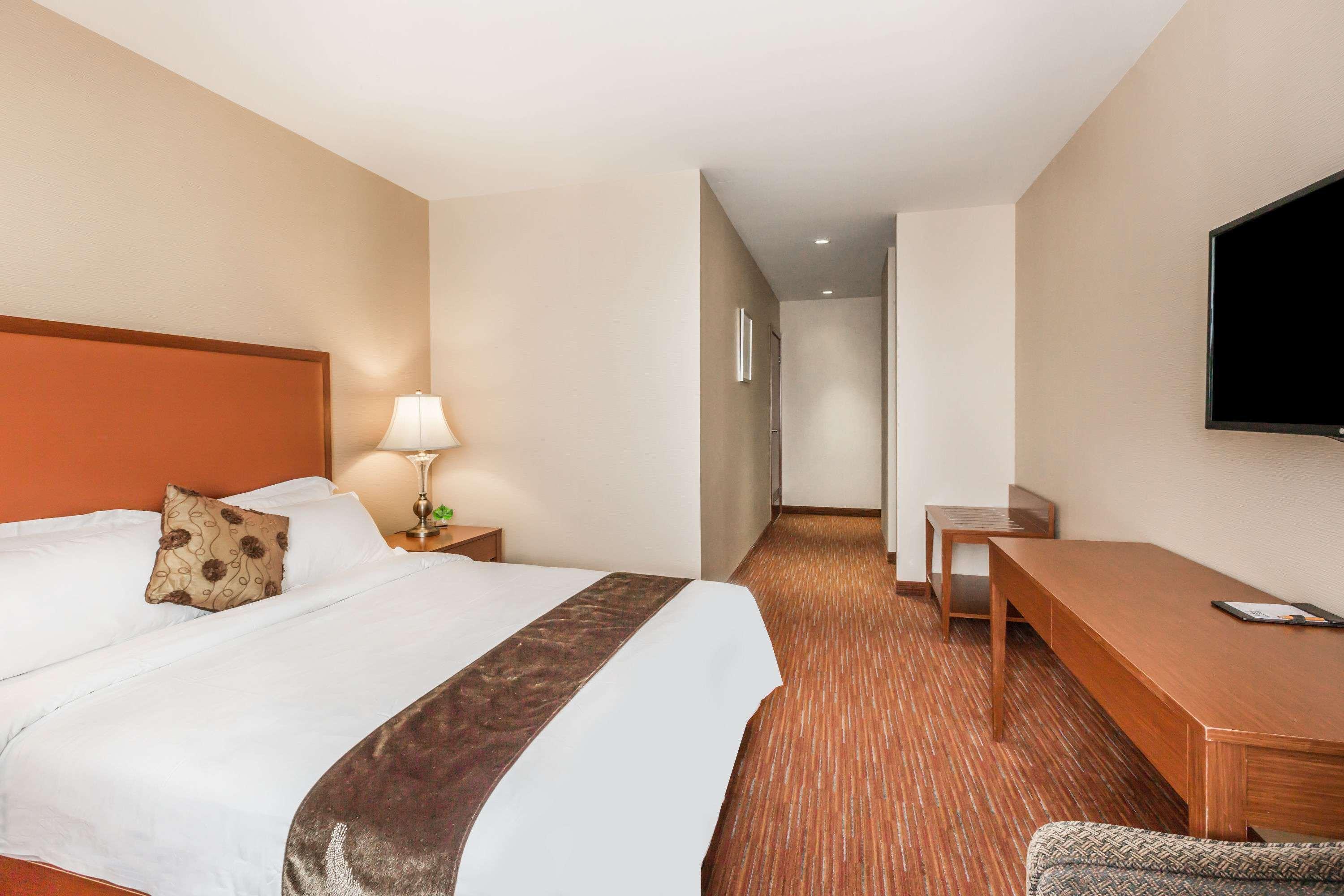 Ramada by Wyndham Flushing Queens — photo 4