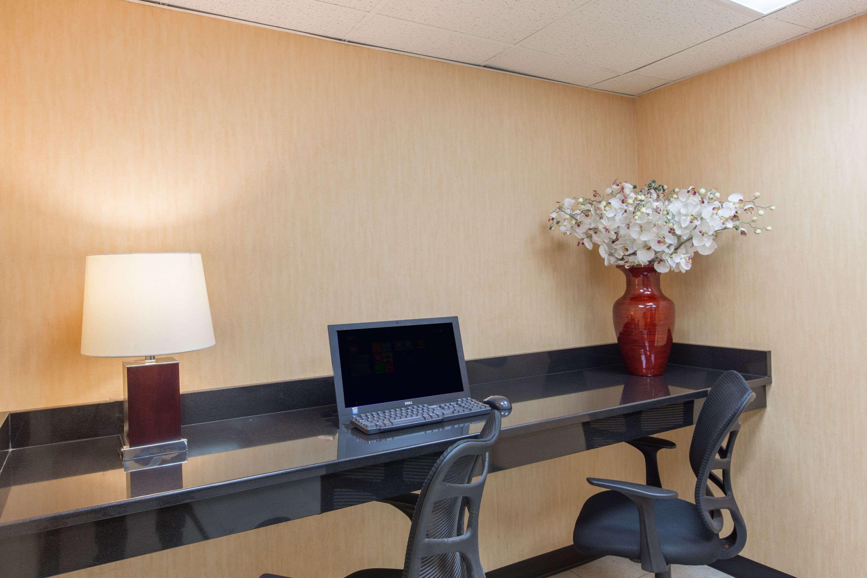 Baymont Inn & Suites Bartonsville Poconos — photo 4