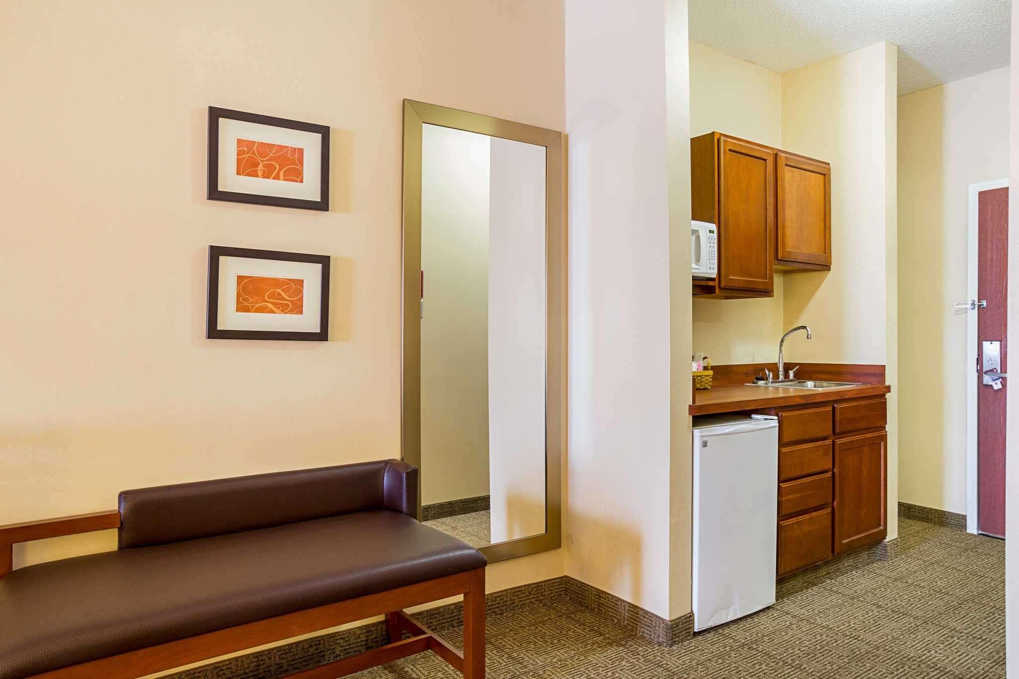 Comfort Suites — photo 3