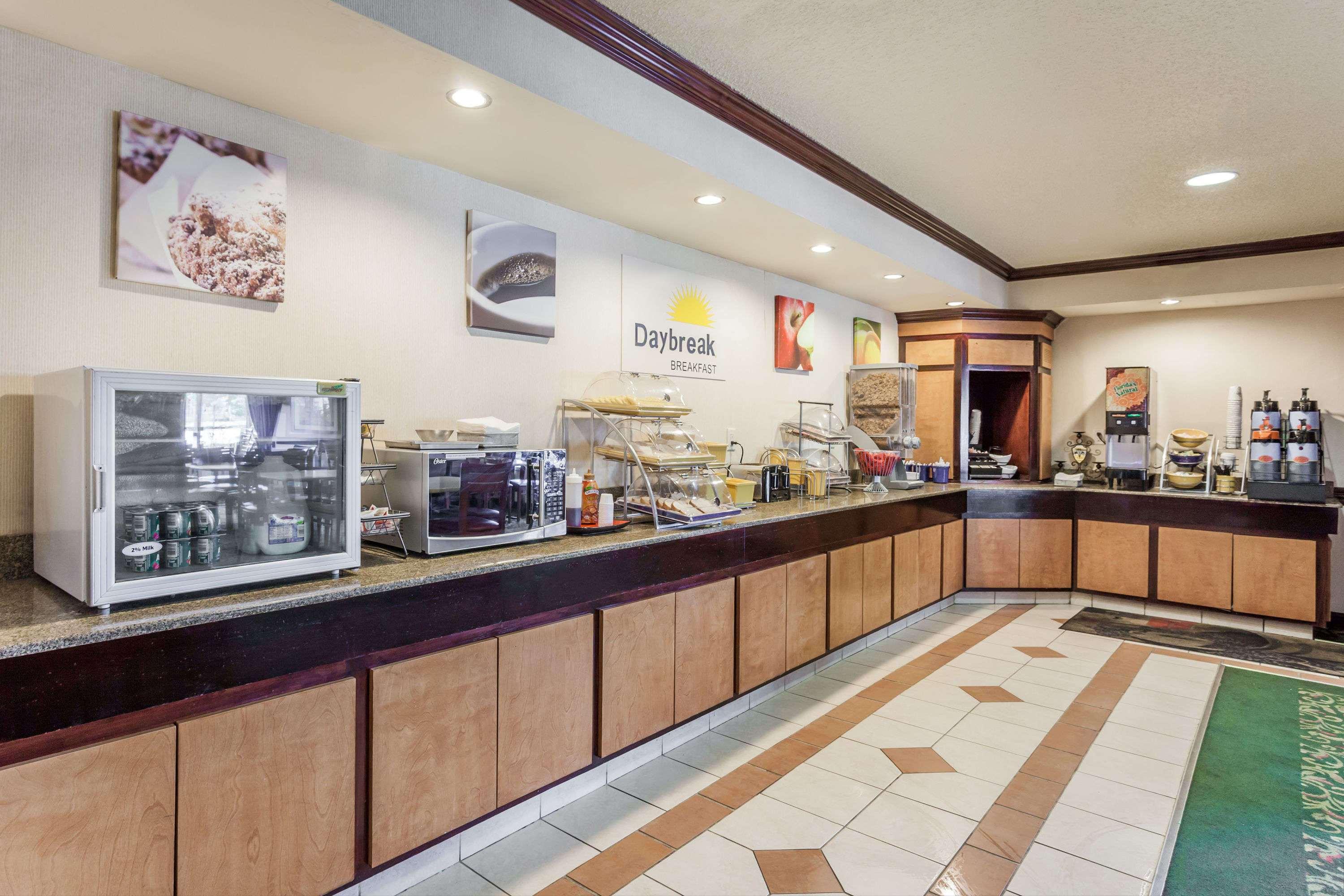 Days Inn & Suites by Wyndham Warren — photo 5