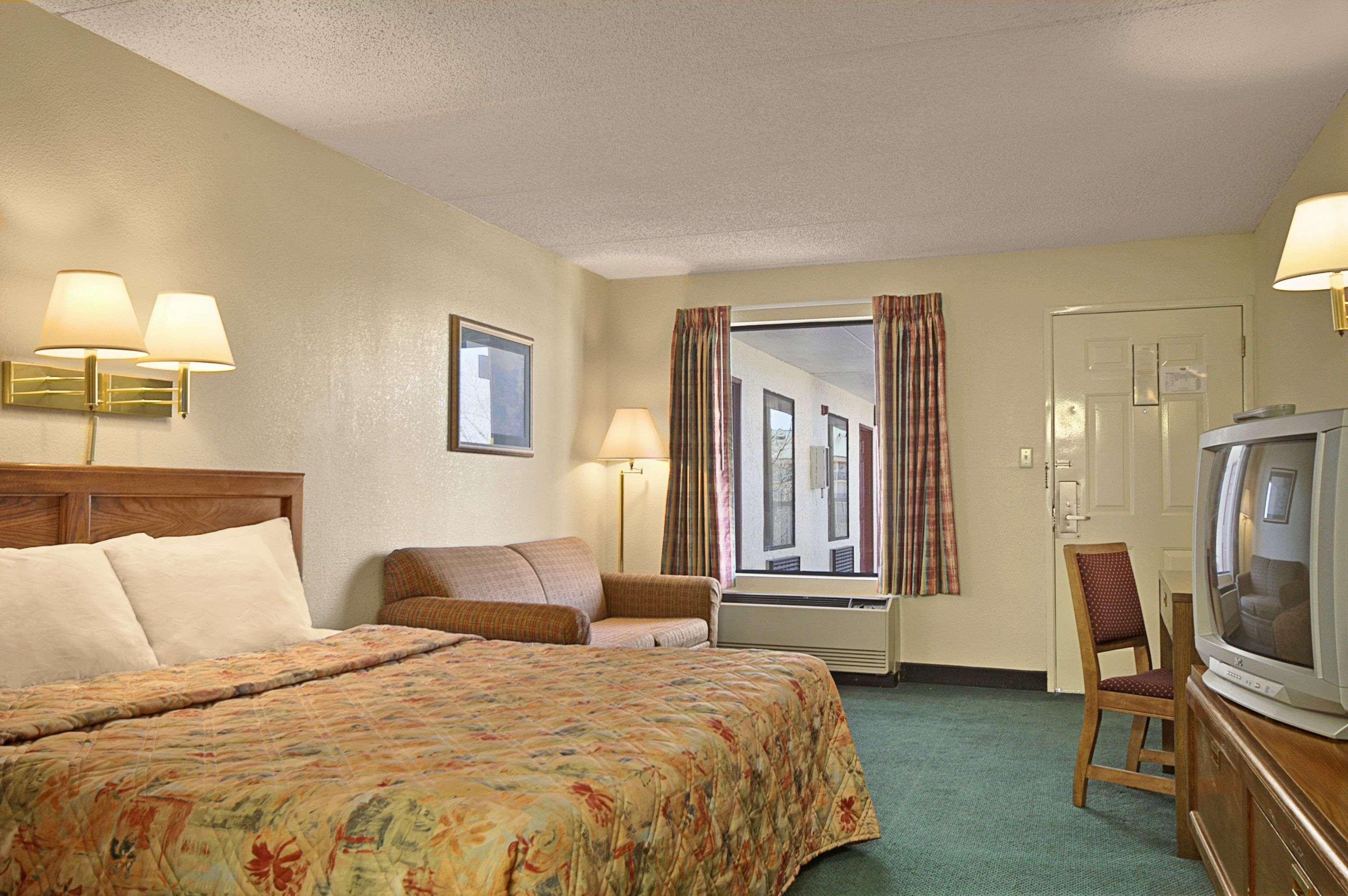 Days Inn by Wyndham Apple Valley Pigeon Forge/Sevierville — photo 5