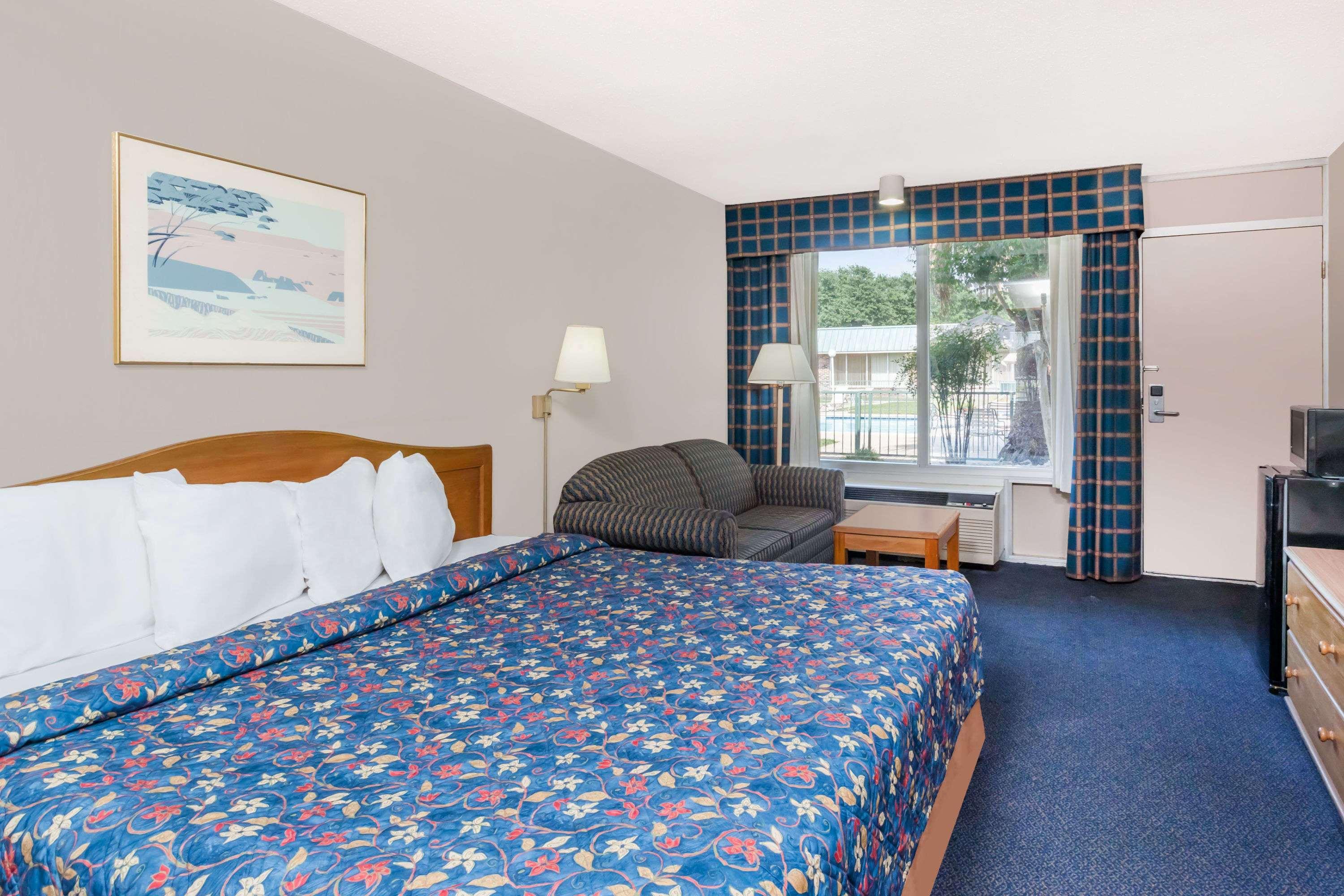 Days Inn Seguin — photo 3