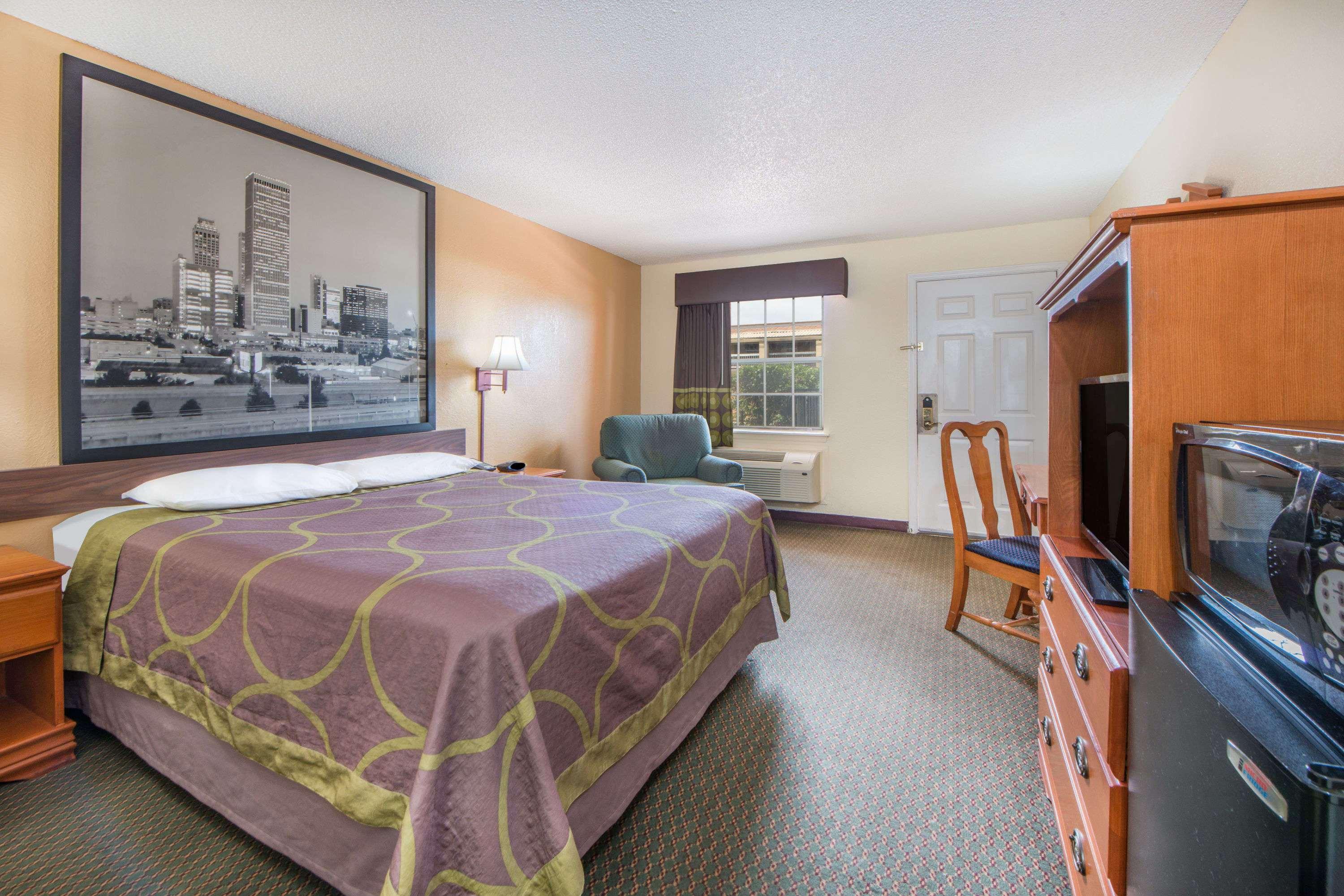 Super 8 by Wyndham Tulsa/Arpt/St Fairgrounds — photo 4
