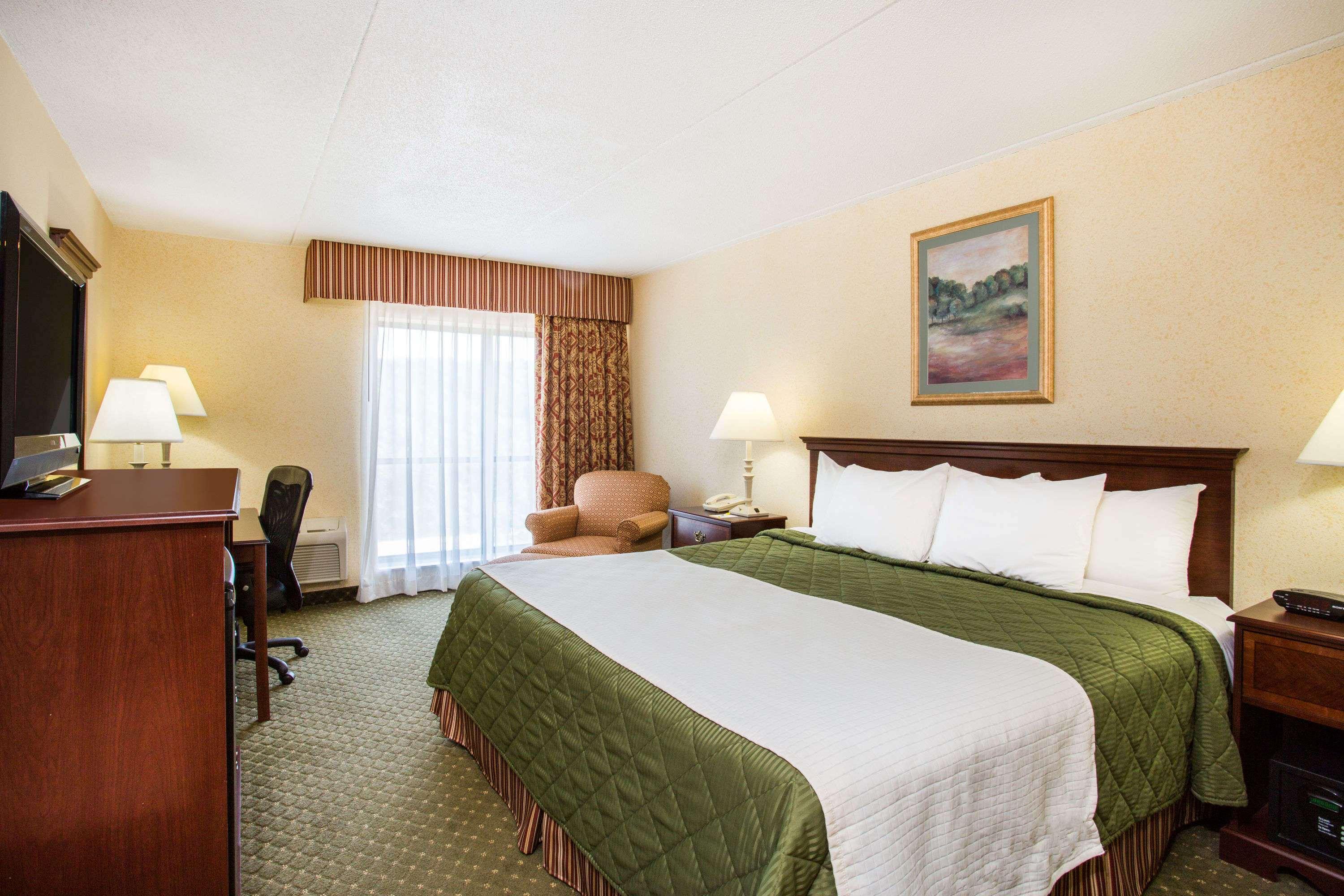 Days Inn & Suites by Wyndham Sutton Flatwoods — photo 4