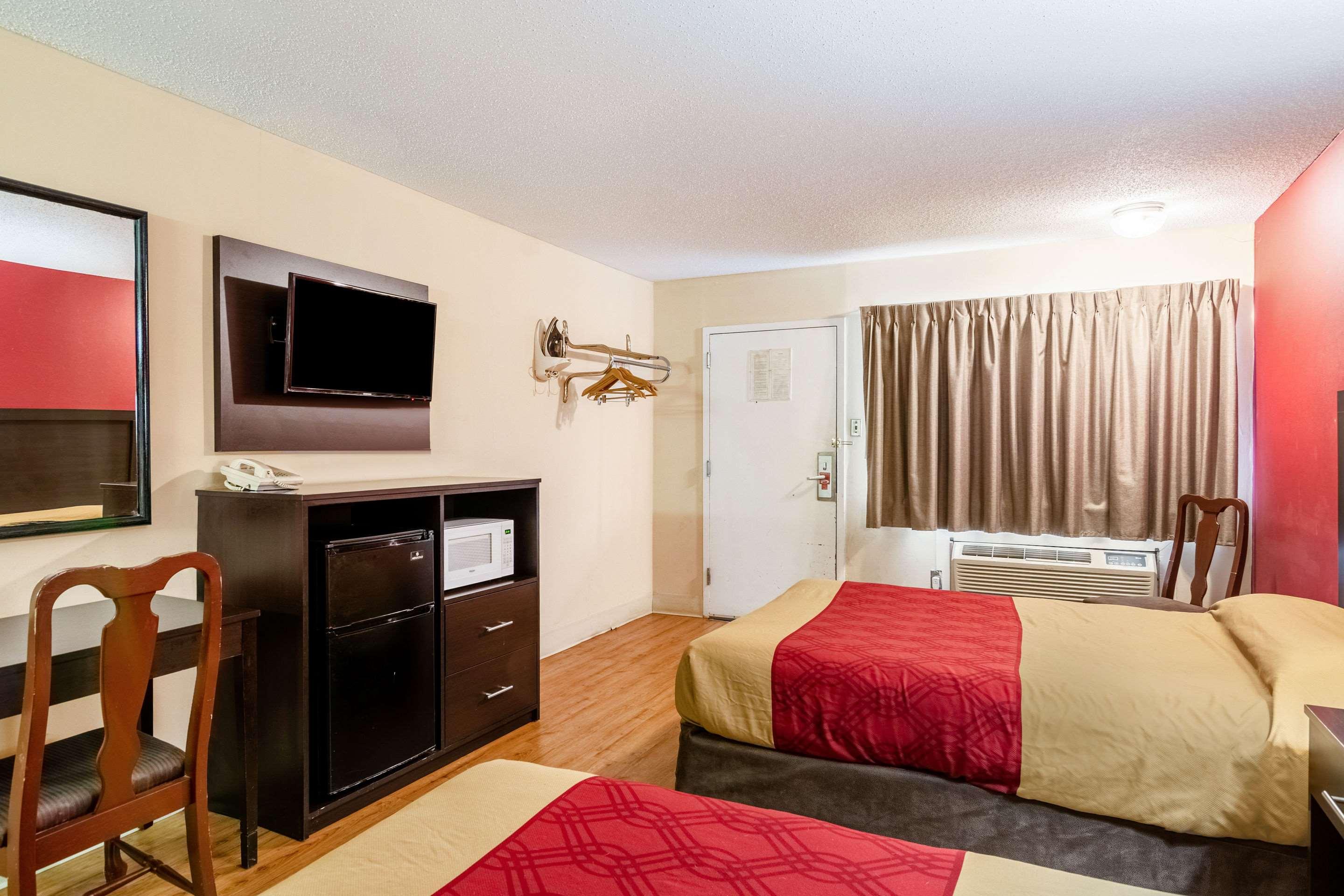 Econo Lodge East — photo 5