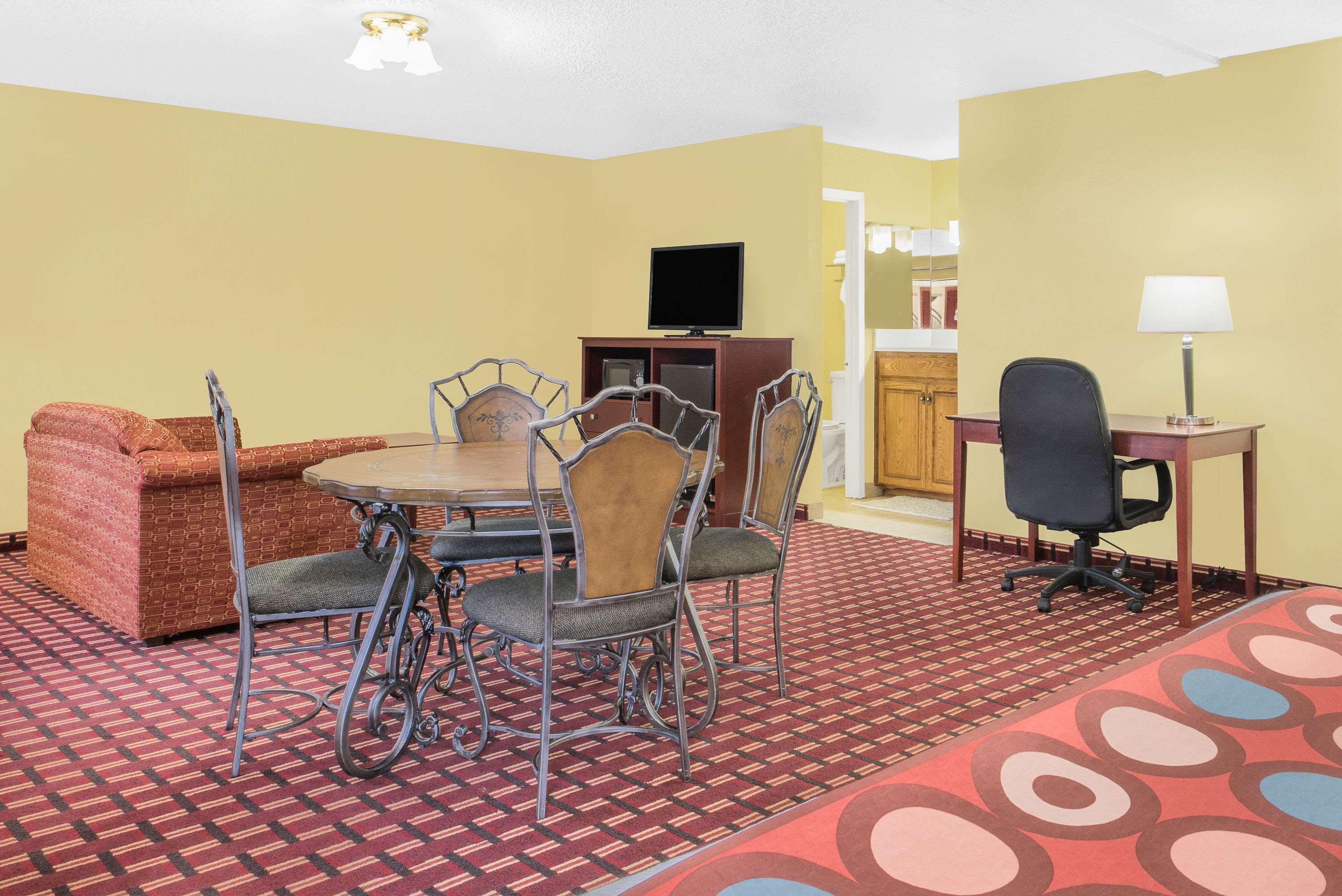 Super 8 by Wyndham Kerrville TX — photo 4