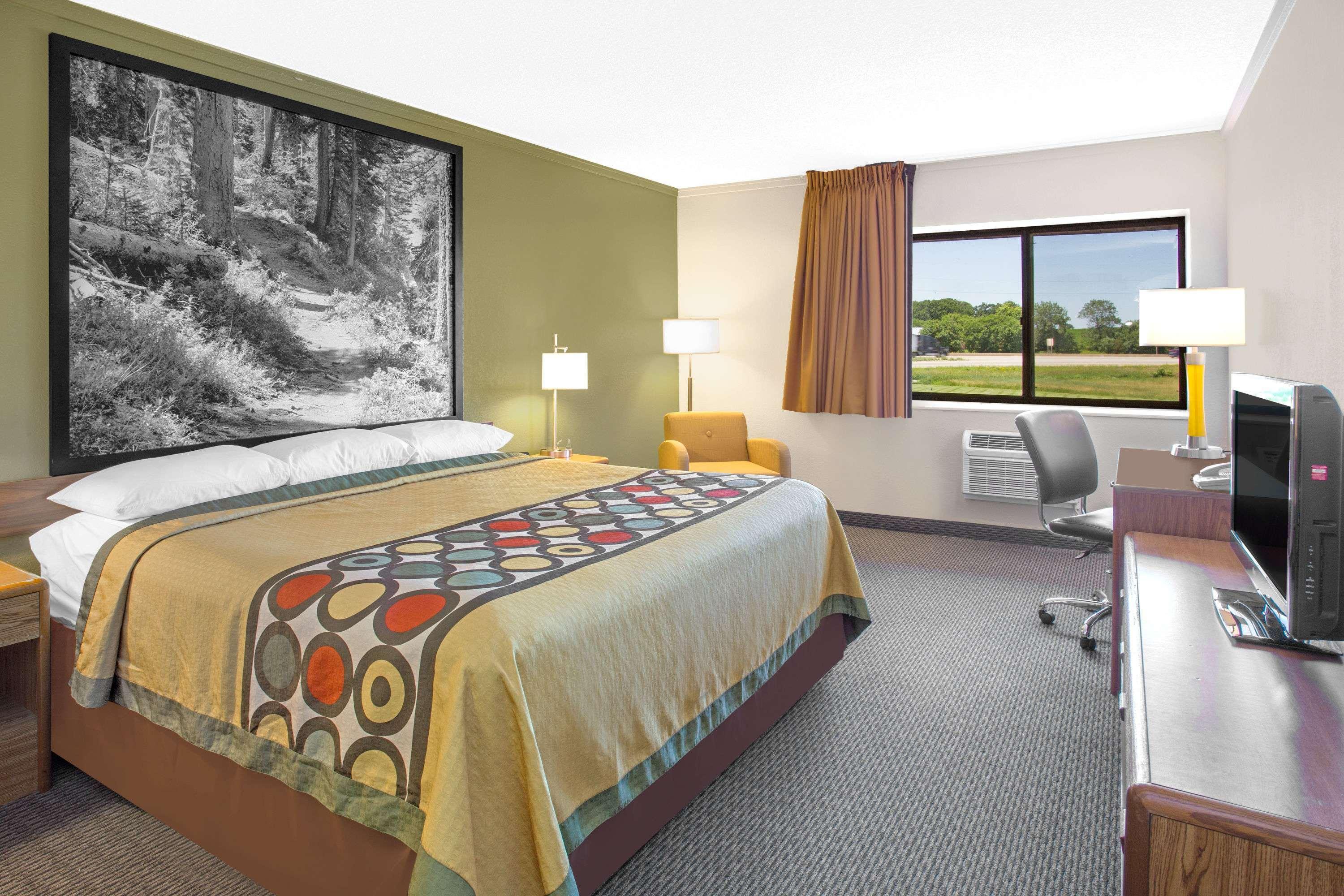 Super 8 by Wyndham Windsor/Madison North — photo 5