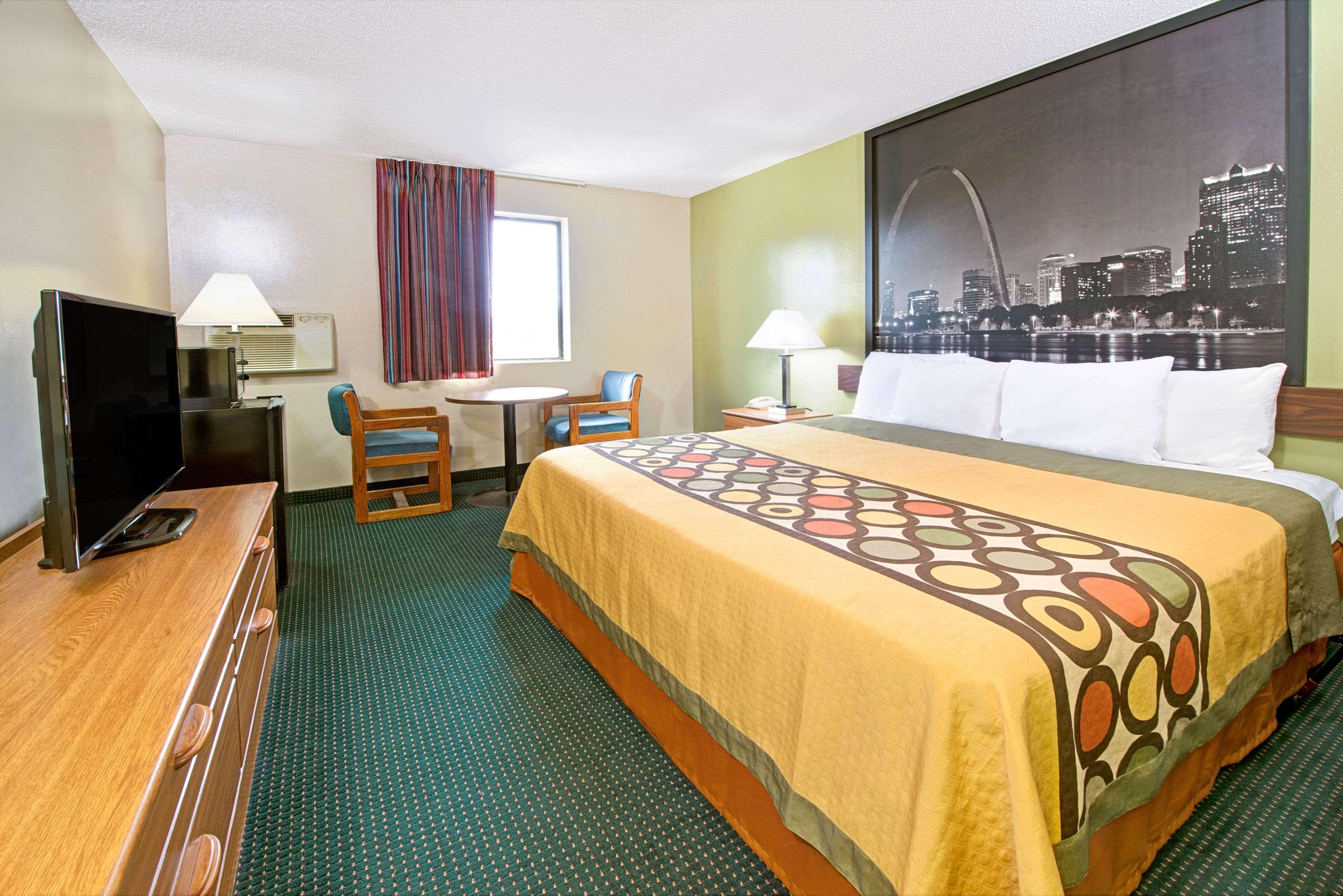 Super 8 by Wyndham Eureka/Six Flags Nearby — photo 3