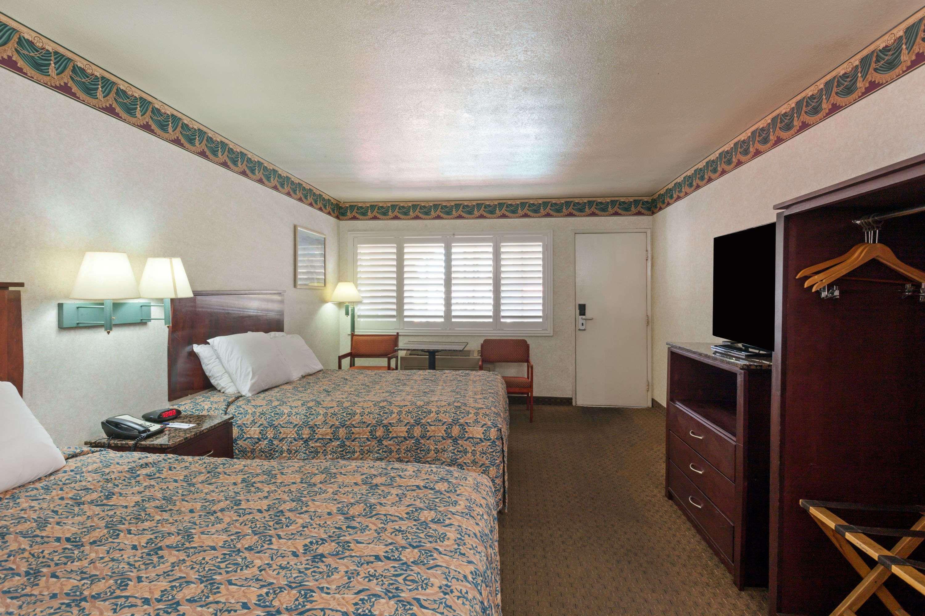 Travelodge by Wyndham Long Beach Convention Center — photo 4