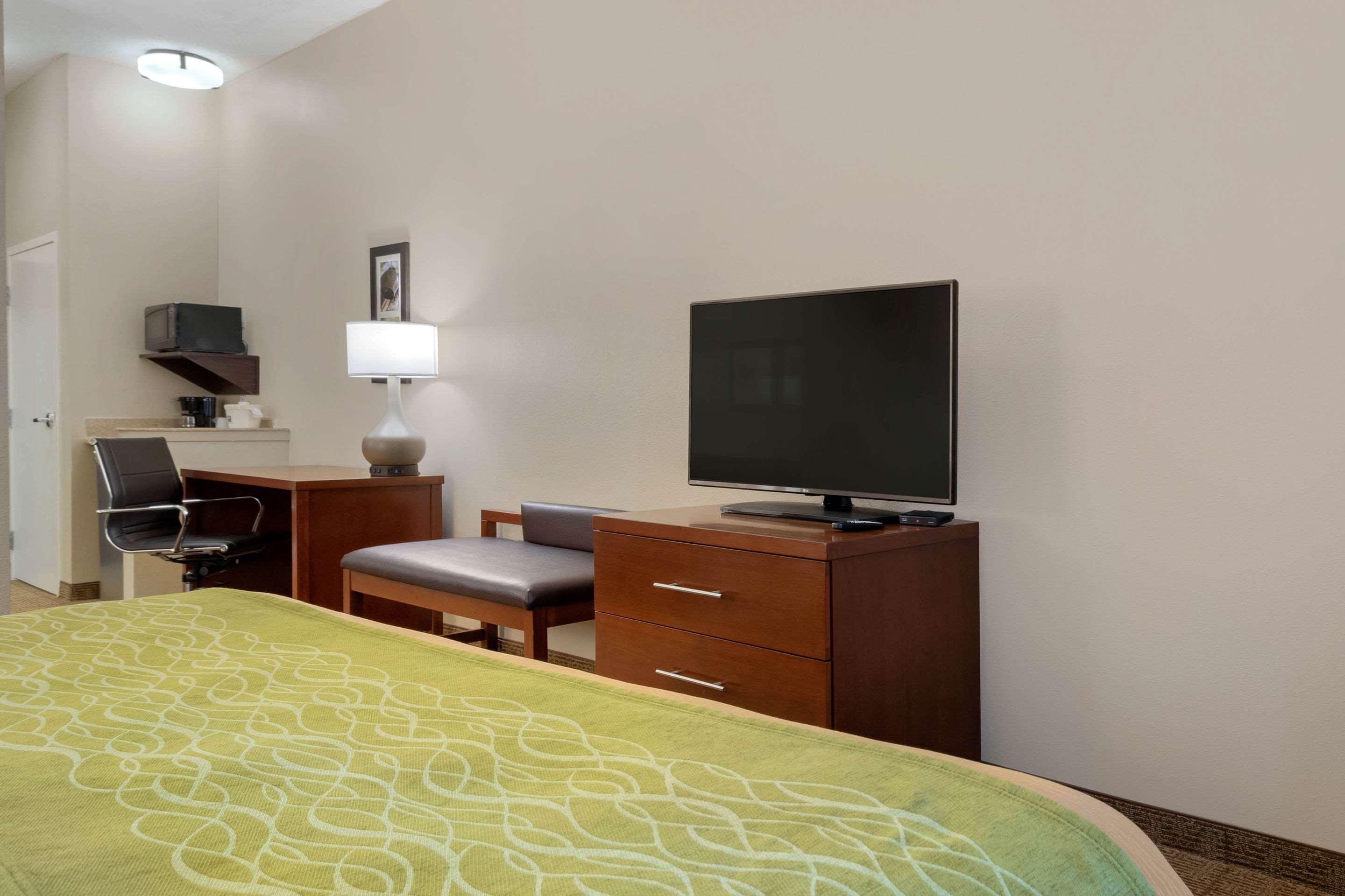 Comfort Inn & Suites — photo 4