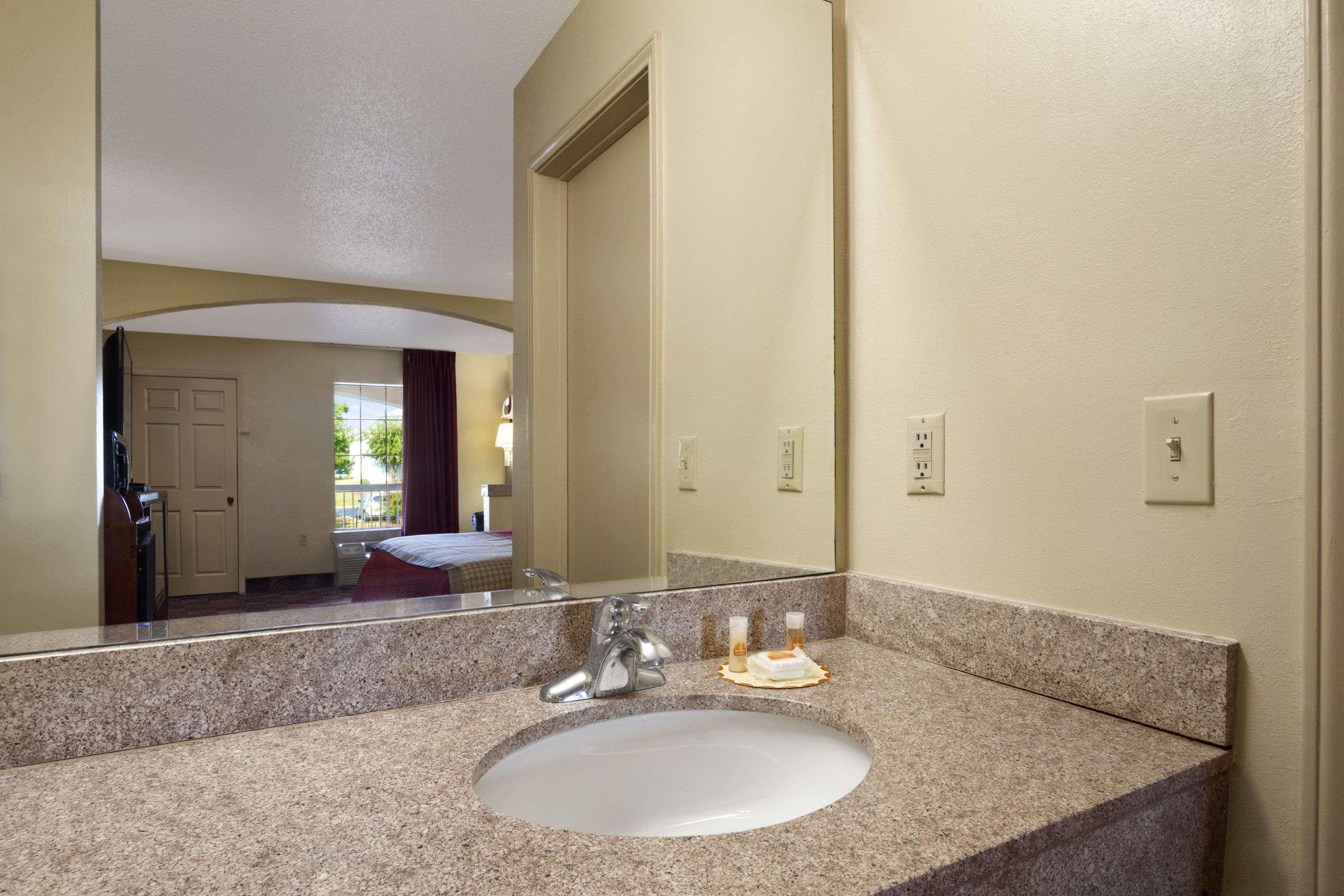 Days Inn Suites Tuscaloosa - University of Alabama — photo 5