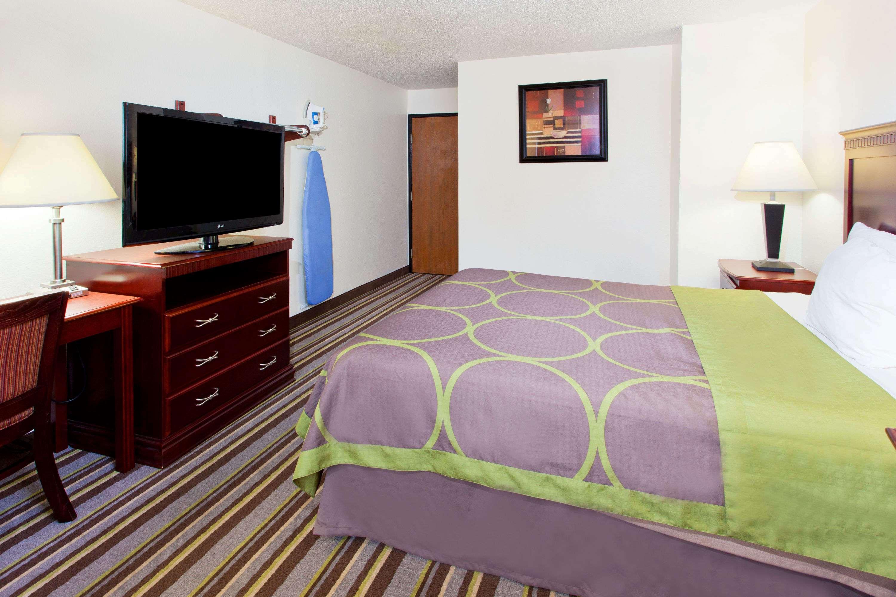 Super 8 by Wyndham Tuscaloosa — photo 4