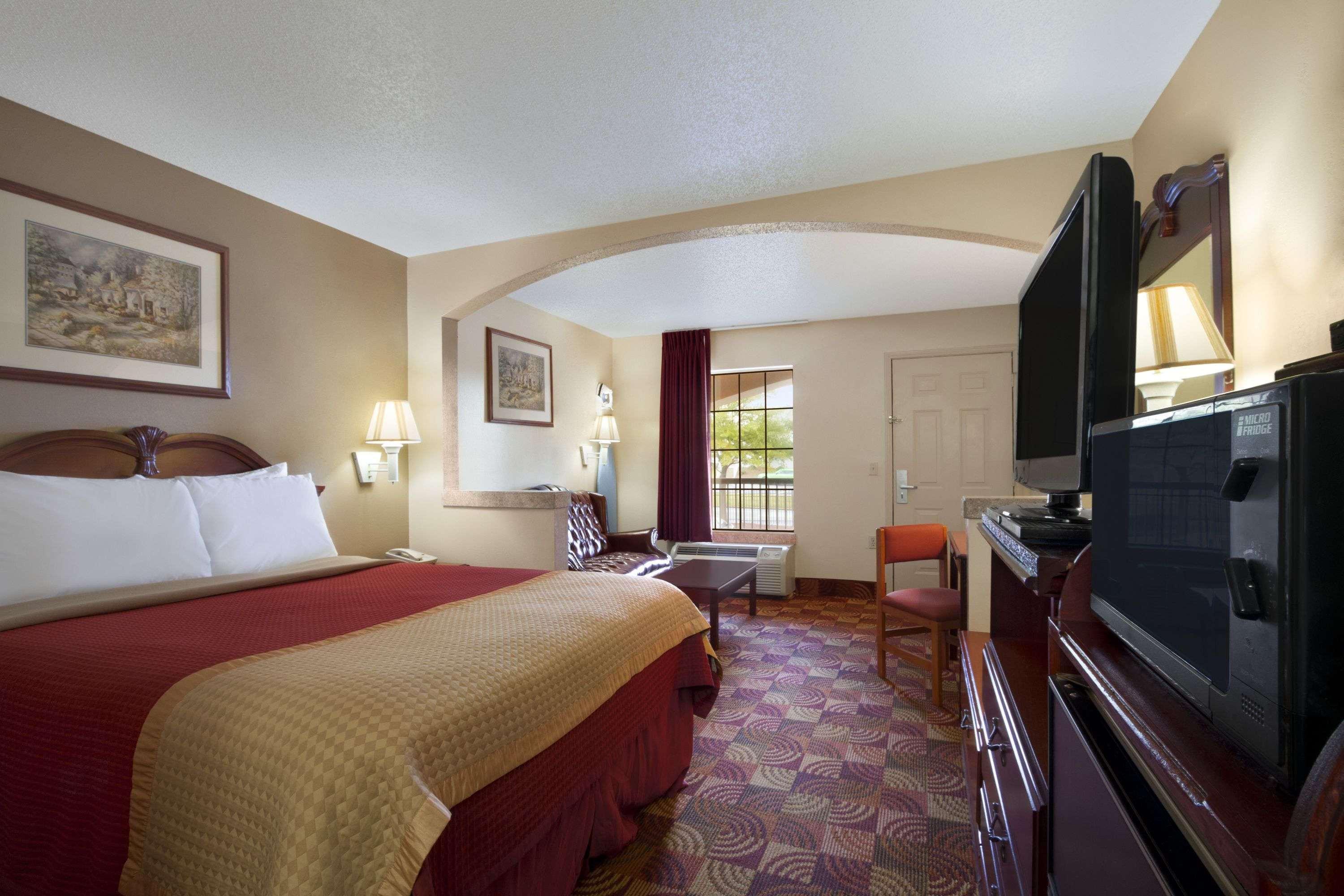 Days Inn Suites Tuscaloosa - University of Alabama — photo 4