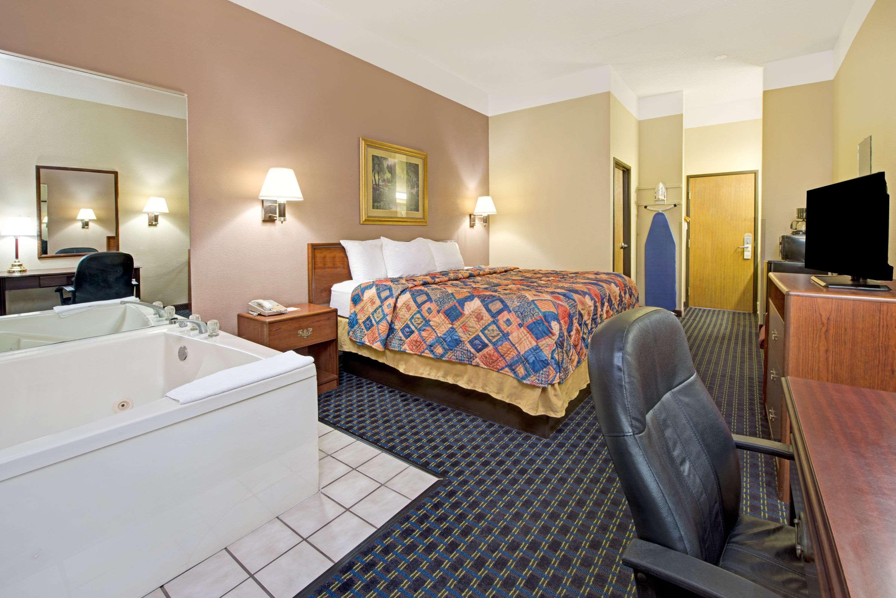 Days Inn Collinsville — photo 5