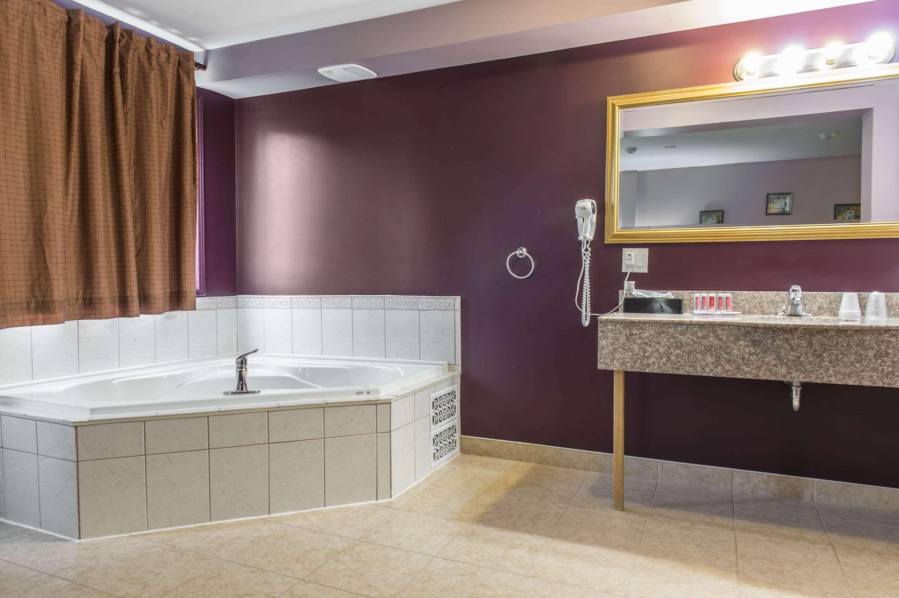 Econo Lodge Inn & Suites — photo 4