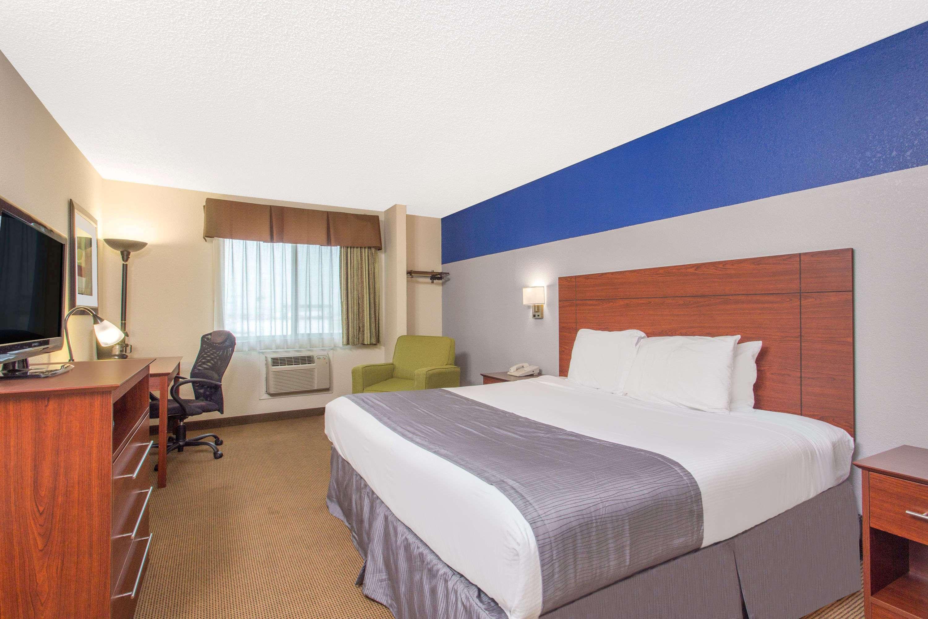 Baymont Inn & Suites Dubuque — photo 4