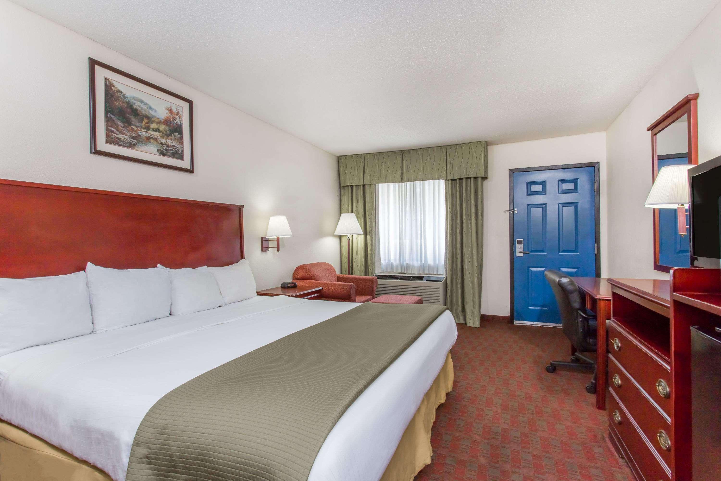 Baymont Inn & Suites Manning — photo 5