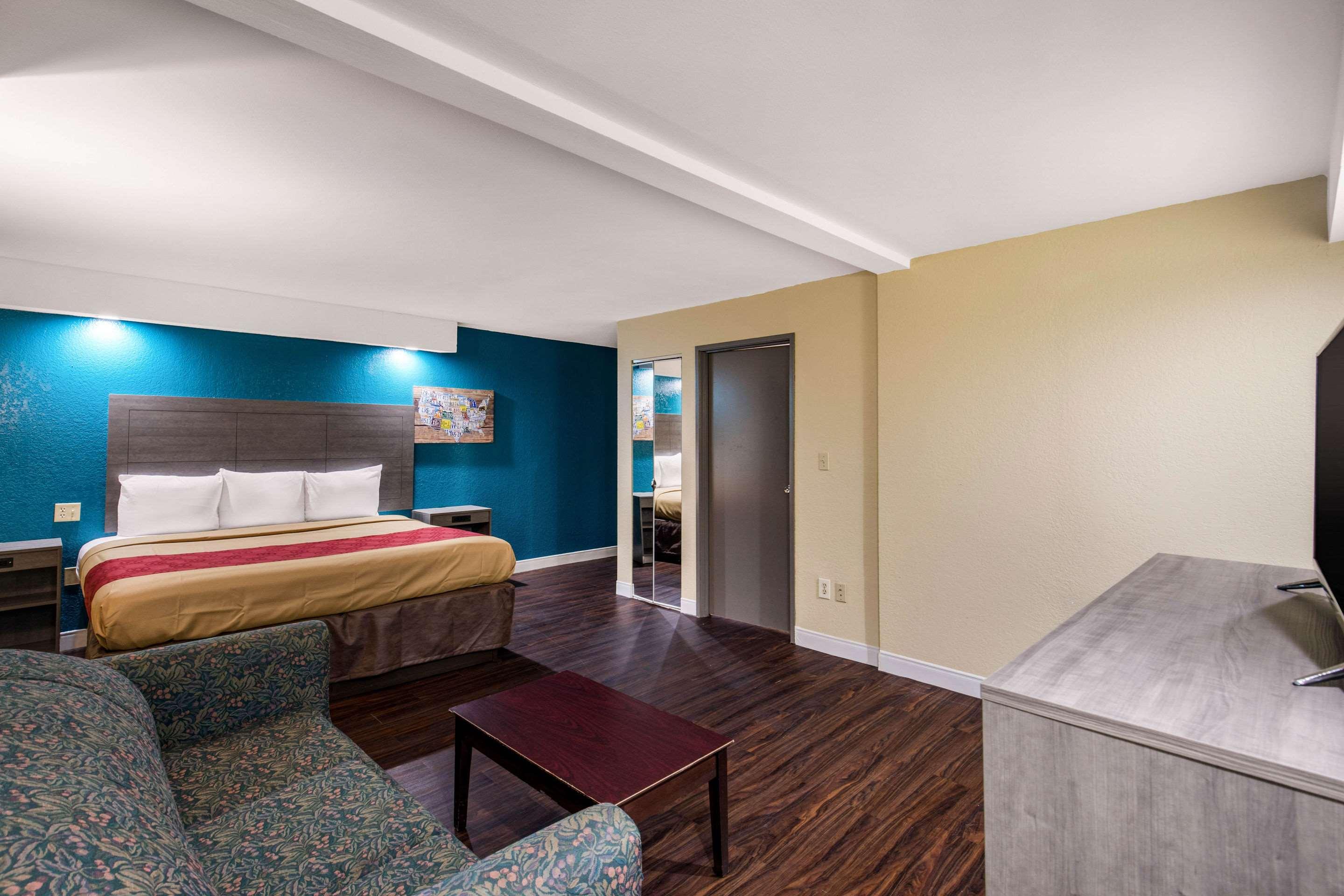 Econo Lodge Inn & Suites Richardson-Dallas — photo 4