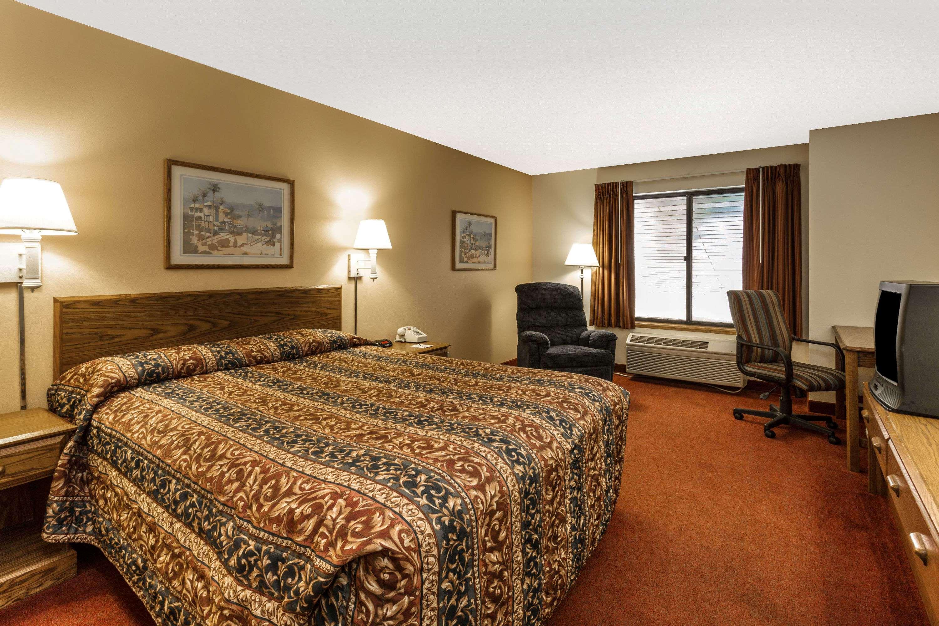 Super 8 by Wyndham Watertown WI — photo 4