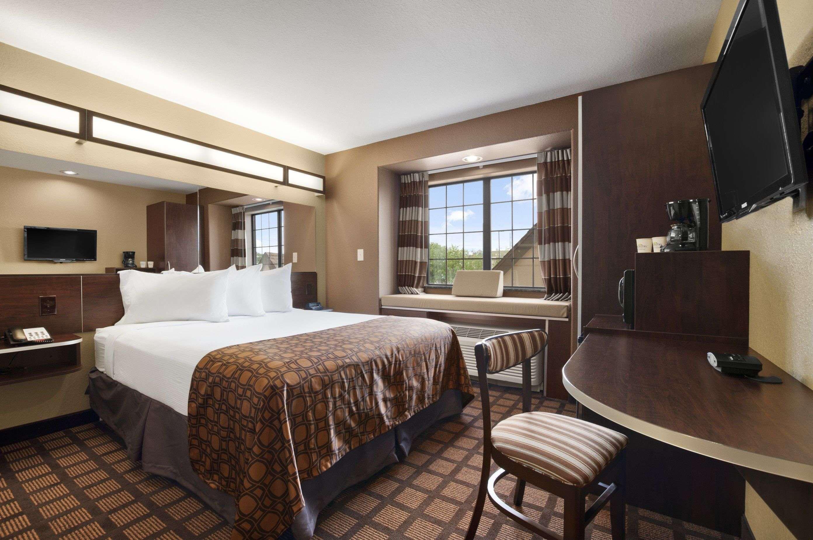 Microtel Inn & Suites by Wyndham Gonzales — photo 4