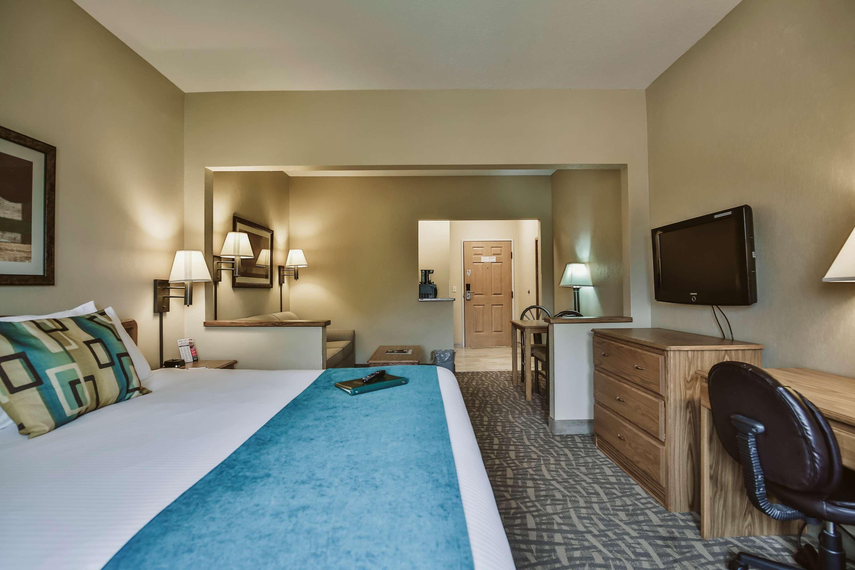Expressway Suites — photo 5