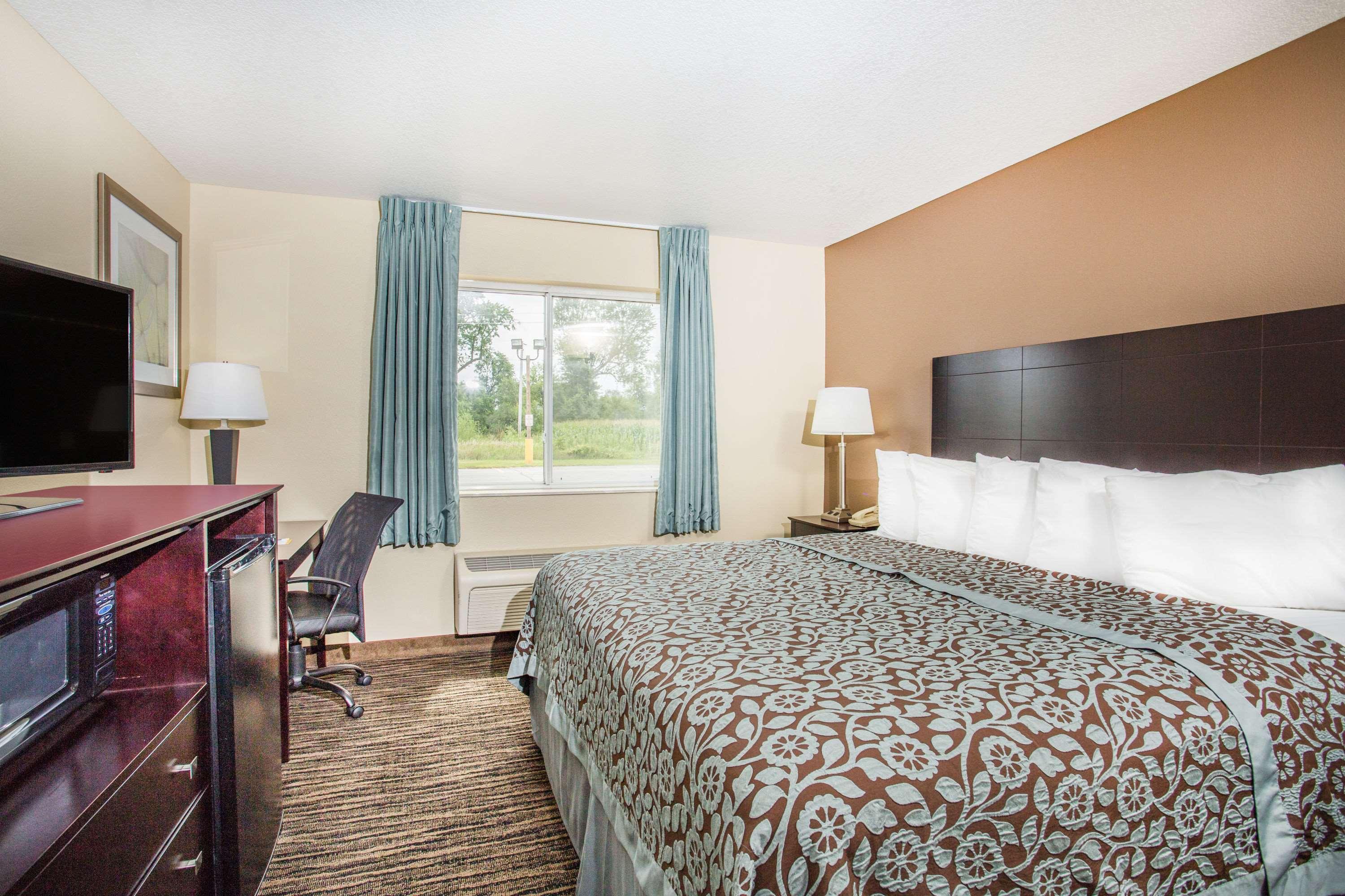 Days Inn by Wyndham Evansdale Waterloo — photo 4